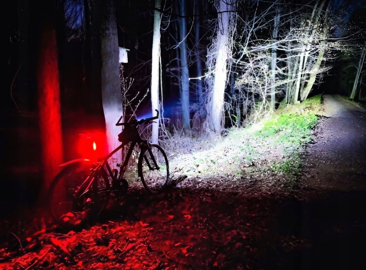 LAMPKA ROWEROWA TYLNA LED USB MOCNA