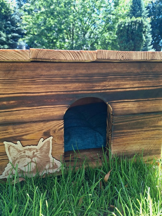 Drewniany domek dla kota Roz. M