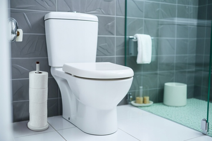 Stojak na papier toaletowy zapasowy do WC na 4 rolki biały bambus Yoka