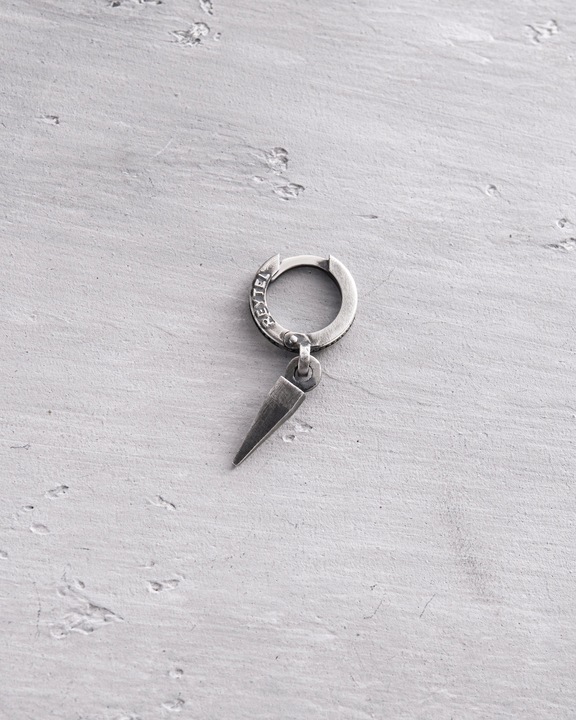 Srebrny kolczyk AKRA