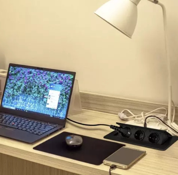 GNIAZDO CHOWANE W BLAT NABLATOWE POTRÓJNE CZARNE PRZEDŁUŻACZ GNIAZDKO