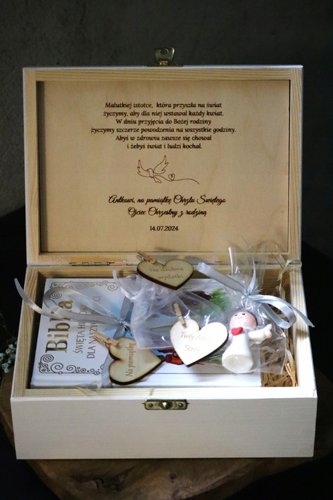 PREZENT NA CHRZEST ŚWIĘTY Pamiątka Chrztu Świętego BIAŁE PUDEŁKO Z BIBLIĄ