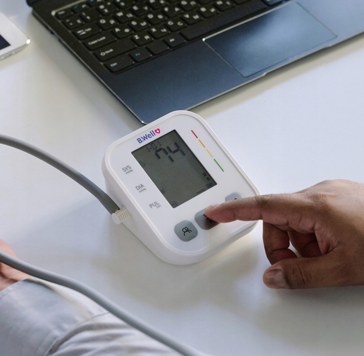 CIŚNIENIOMIERZ NARAMIENNY AUTOMATYCZNY PRO-25 ARYTMIA ETUI Z ZASILACZEM