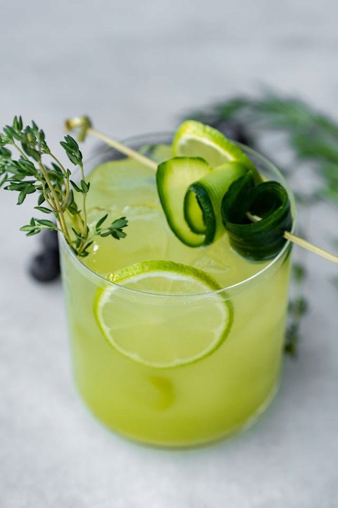 Napój witaminowy Cedevita o smaku limonki.