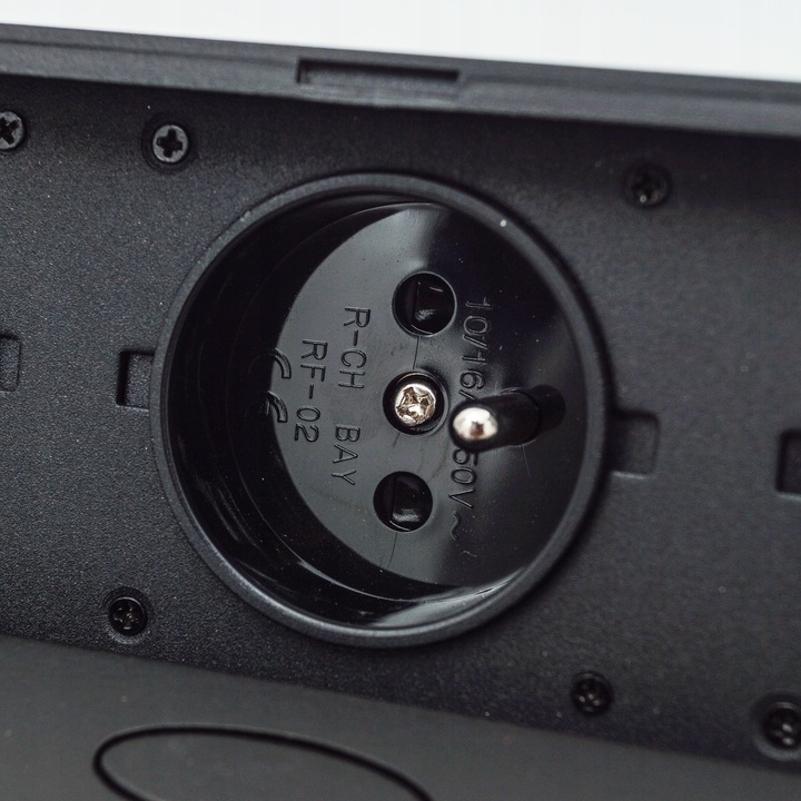 GNIAZDO CHOWANE W BLAT NABLATOWE + 2 USB GNIAZDKO