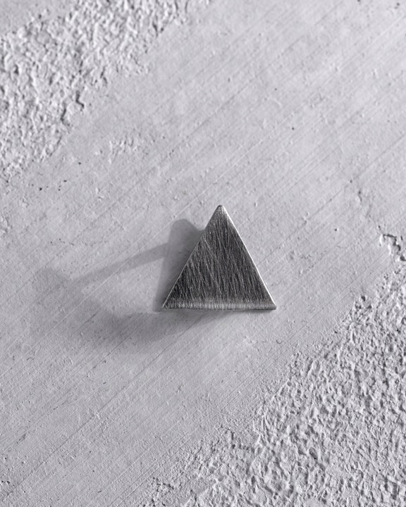 Srebrny kolczyk THE ROCK