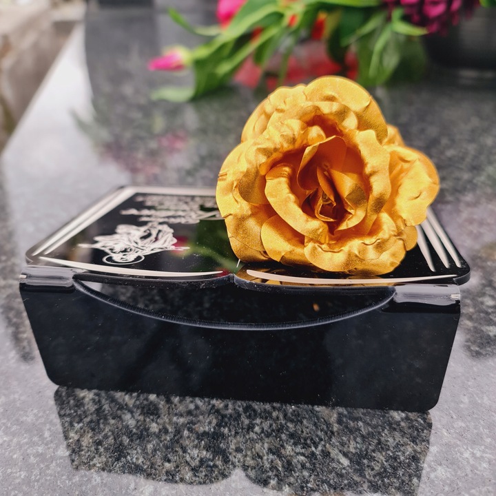 DEKORACJA na grób GRAWEROWANY ZNICZ podstawka na cmentarz RÓŻA DLA