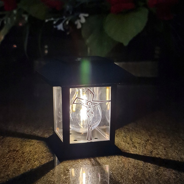 LAMPION NA GRÓB Statuetka NA Cmentarz Z KRZYŻEM ZNICZ SOLARNY LED