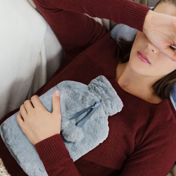 TERMOFOR NA WODĘ 2L W POKROWCU PLUSZOWY OGRZEWACZ GUMOWY W SWETERKU SZARY