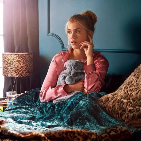 TERMOFOR NA WODĘ 2L W POKROWCU PLUSZOWY OGRZEWACZ GUMOWY W SWETERKU GRAFIT