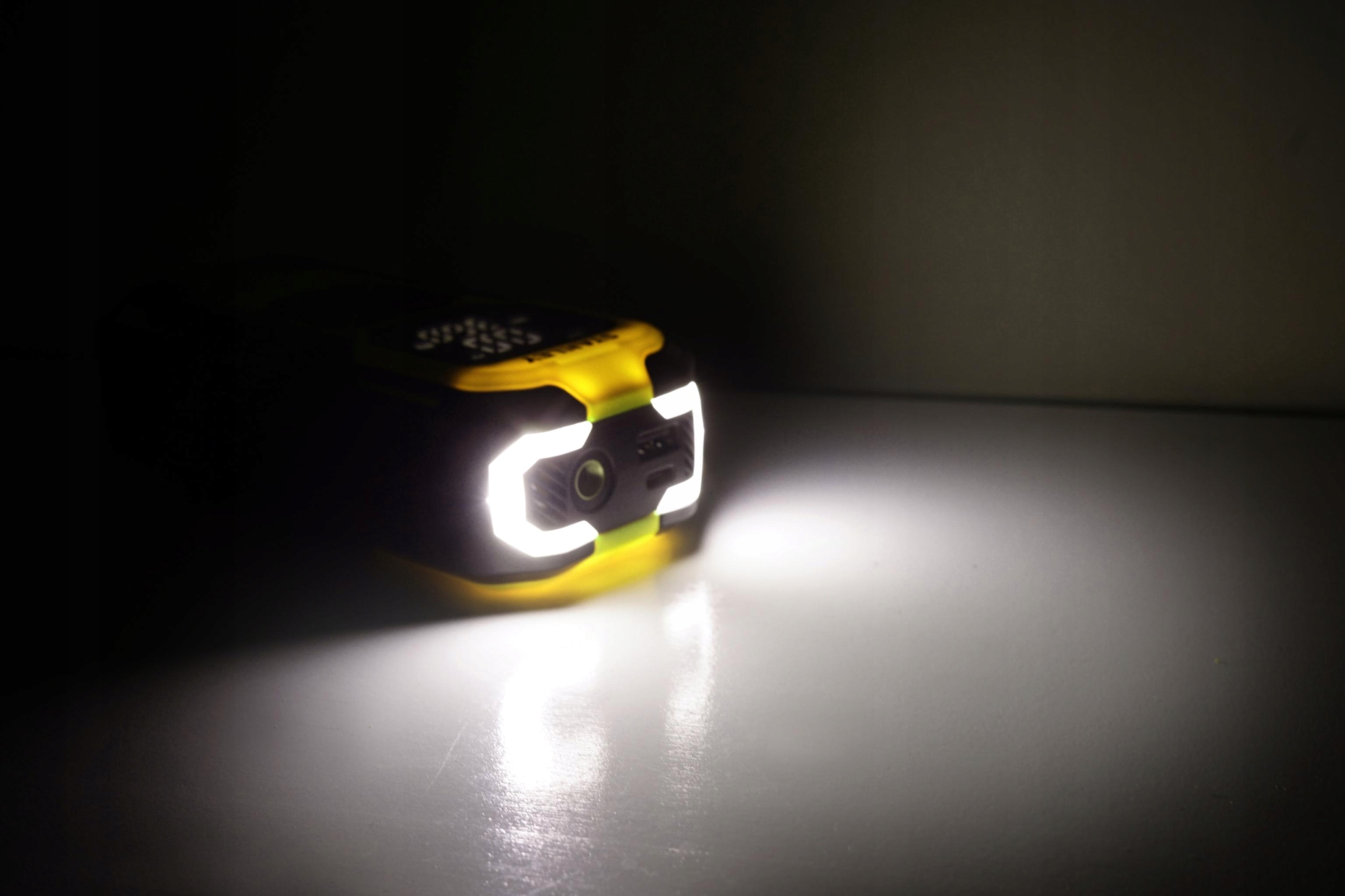 Wbudowana latarka LED i funkcja powerbanku