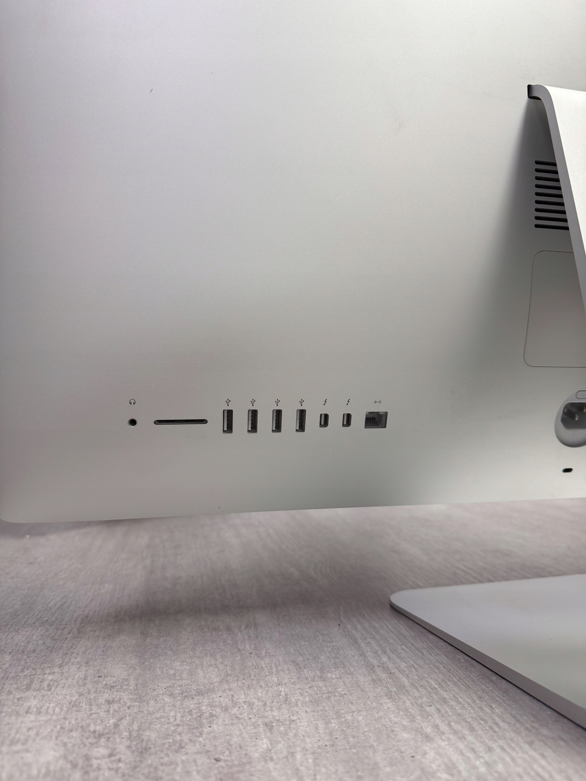 Apple 27インチ iMac 3TB/24GB + おまけ Apple iMac 27 Retina 5K i7 3.80GHz / 8GB / 512GB SSD / Radeon Pro