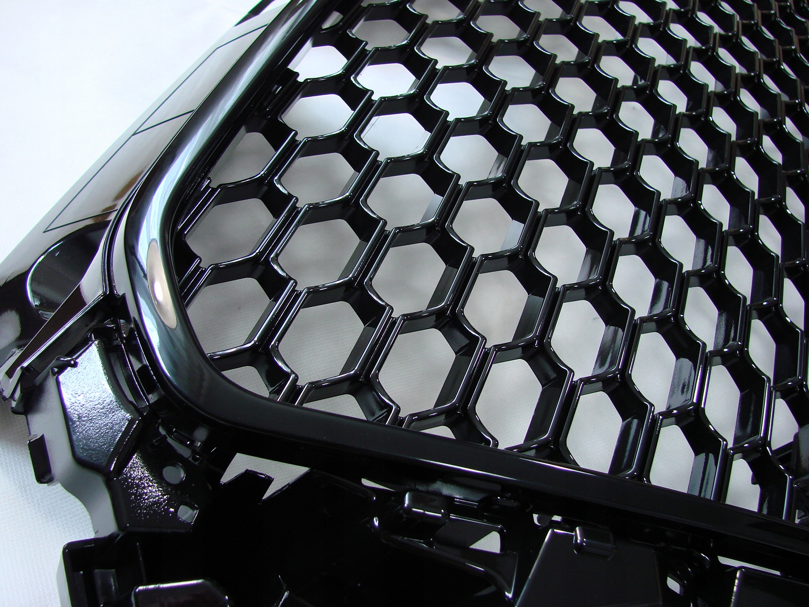 GRILL ATRAPADO  Audi A3 8V OD 2012 DO 2016 Roku RS3 LOOK CZARNY POŁYSK  PDC