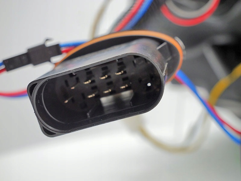 LAMPY MERCEDES C W205 14-18R LED BAR DO JAZDY DZIENNEJ DYNAMICZNY KIER.