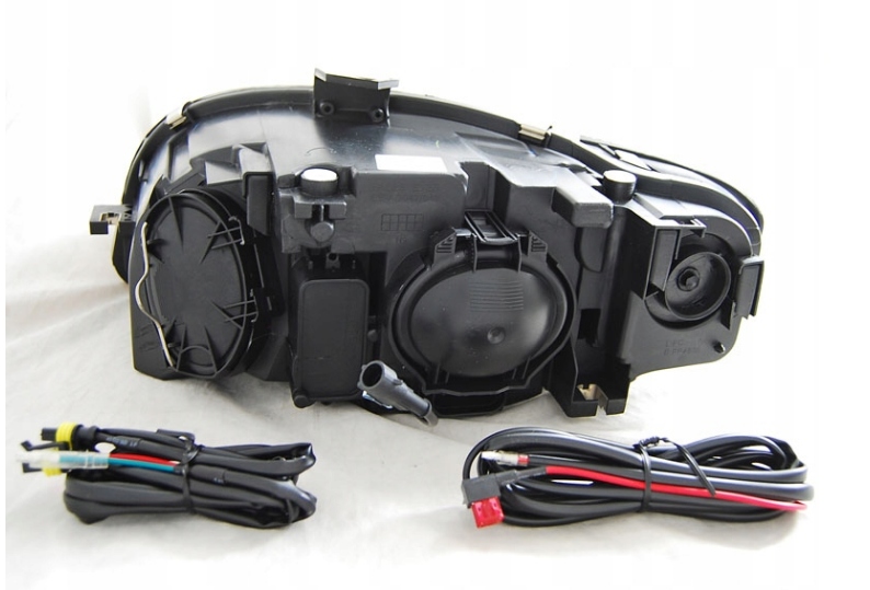 Lampy Reflektory AUDI A4 B7 04-08R LED DO DZIENNEJ