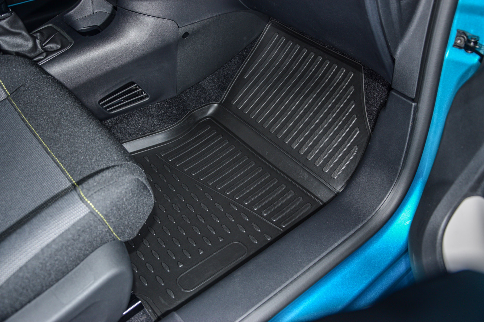 Gumijaste preproge z dvignjenim robom za Citroen Berlingo 2 2008-2018 4 kosa