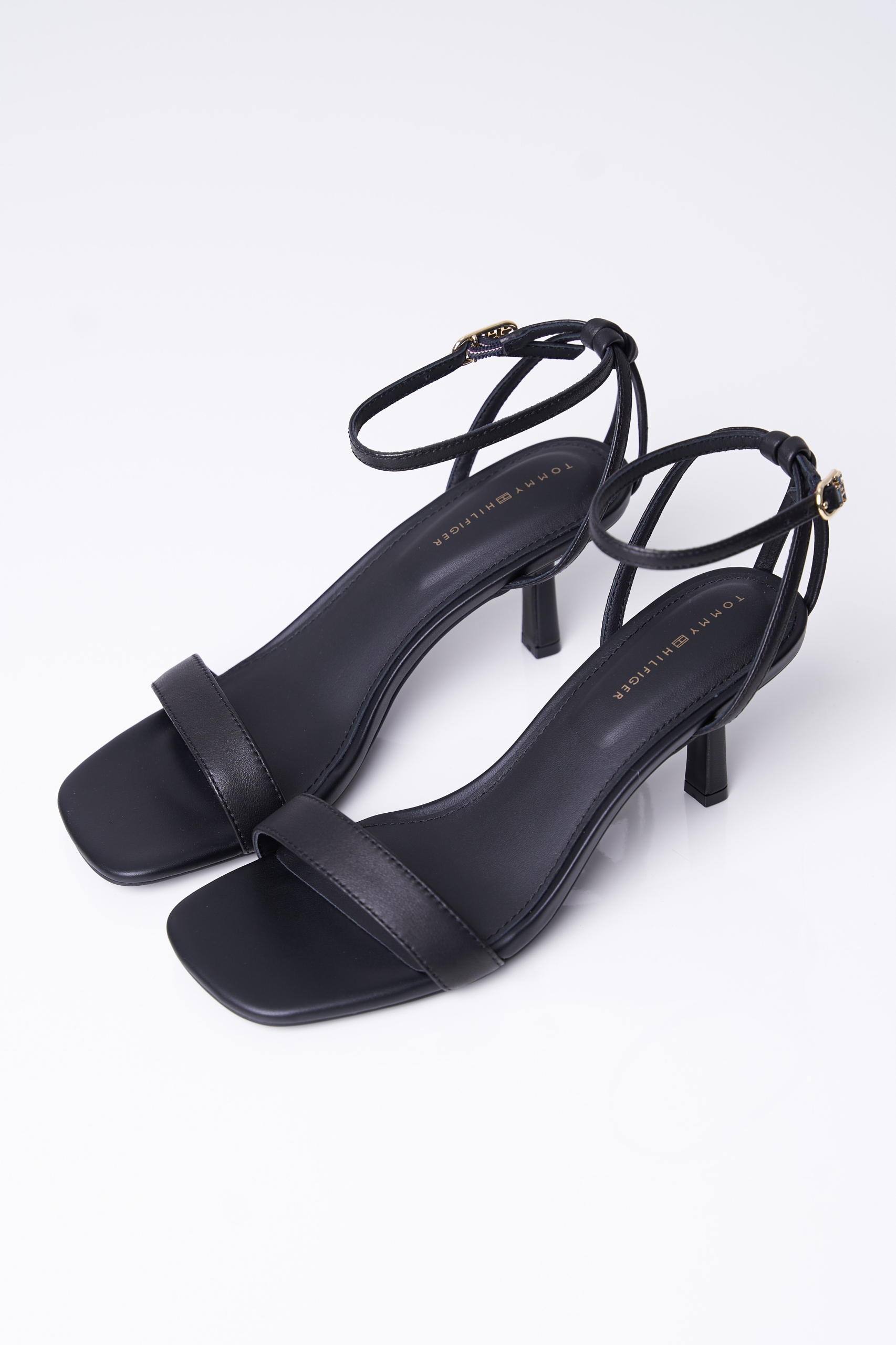 Sandały czarne skórzane TOMMY HILFIGER FW0FW08424 36