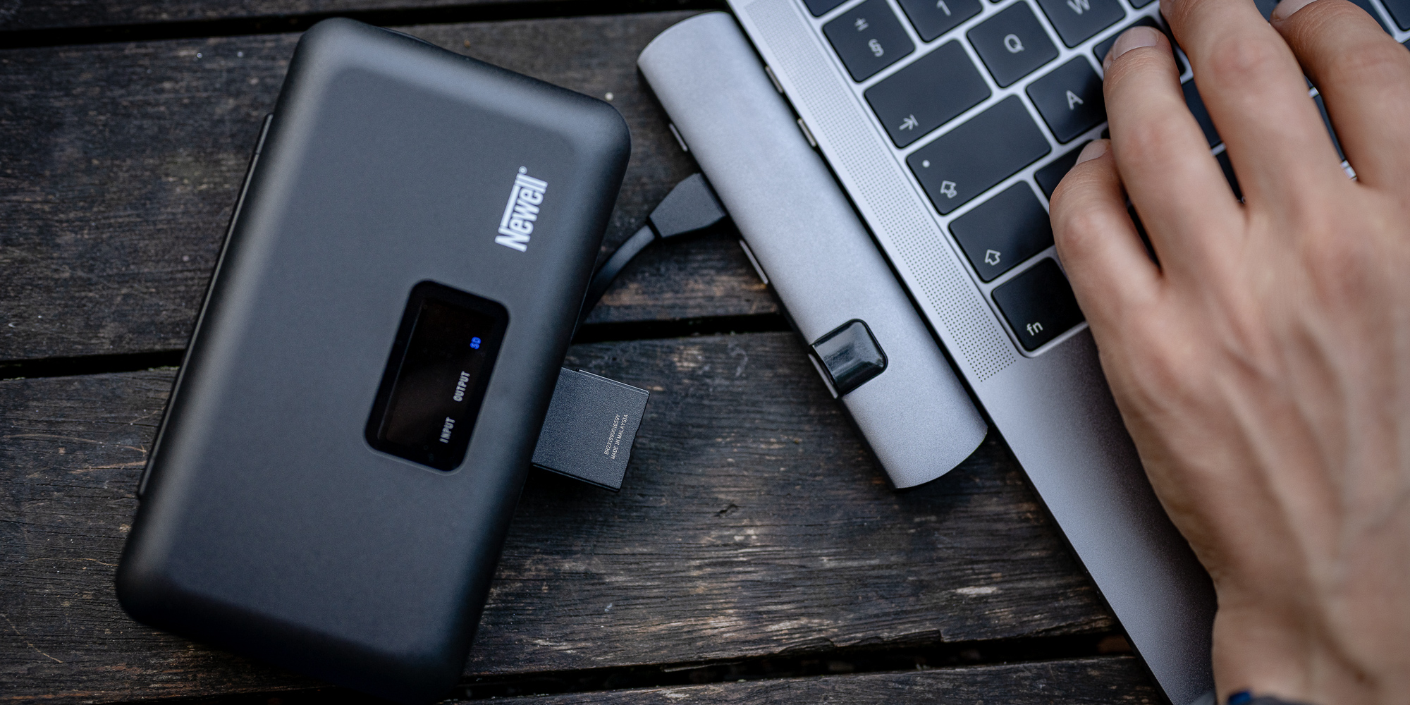 Ładowarka dwukanałowa Newell LCD z funkcją power banku i czytnikiem kart