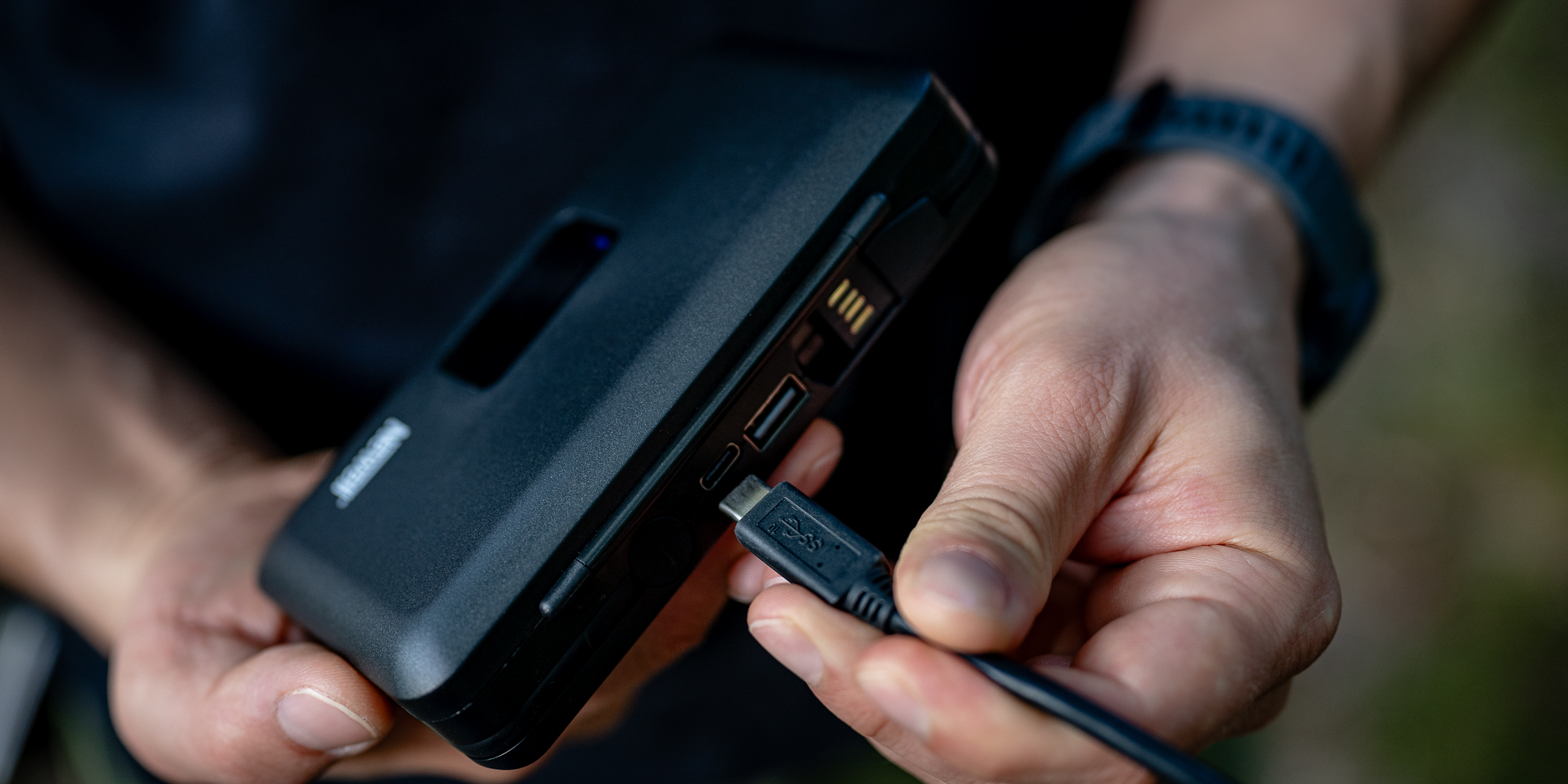 Ładowarka dwukanałowa Newell LCD z funkcją power banku i czytnikiem kart