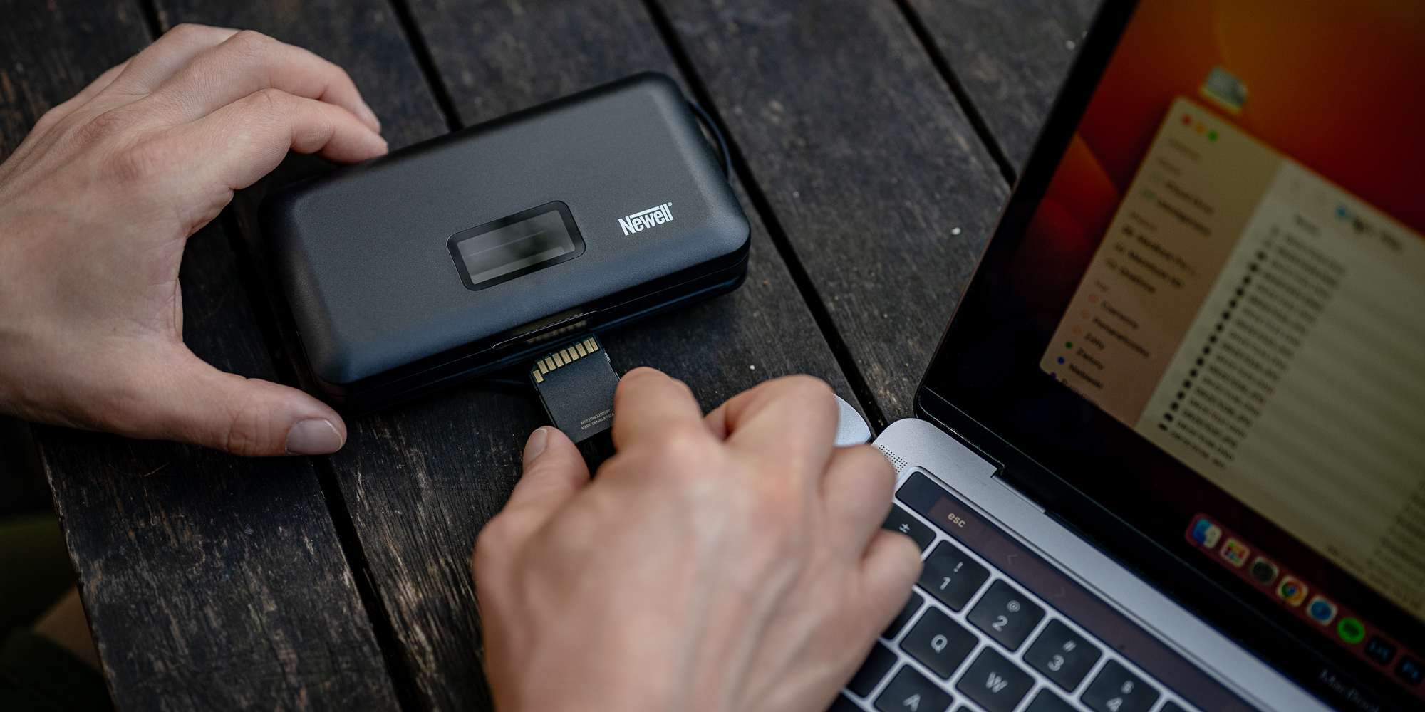 Ładowarka dwukanałowa Newell LCD z funkcją power banku i czytnikiem kart