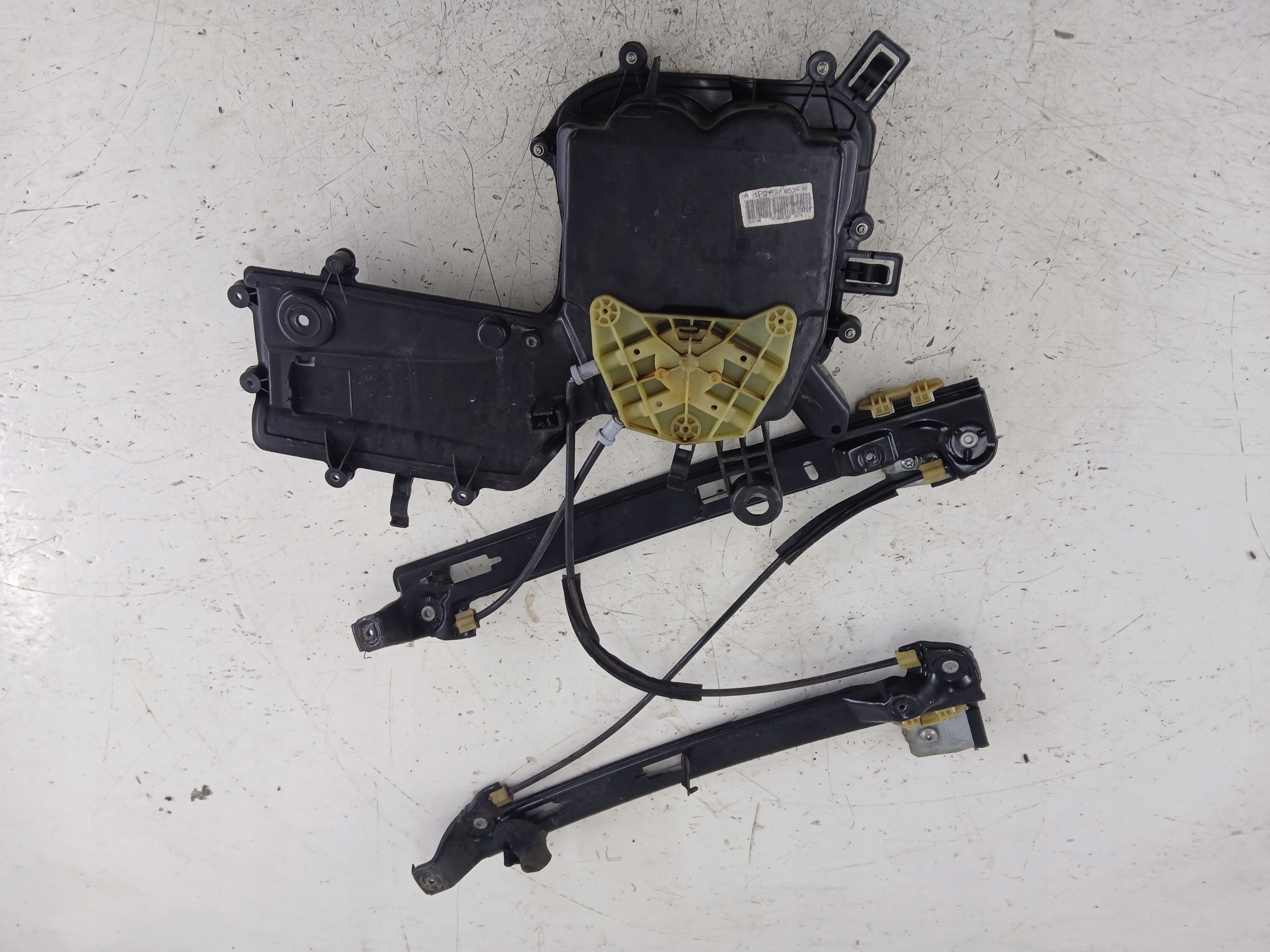 Dodatkowe zdjęcie używanej części: SEAT LEON II MECHANIZM SZYBY PRAWY PRZÓD PROWADNICE SZYBY 1P0837402E