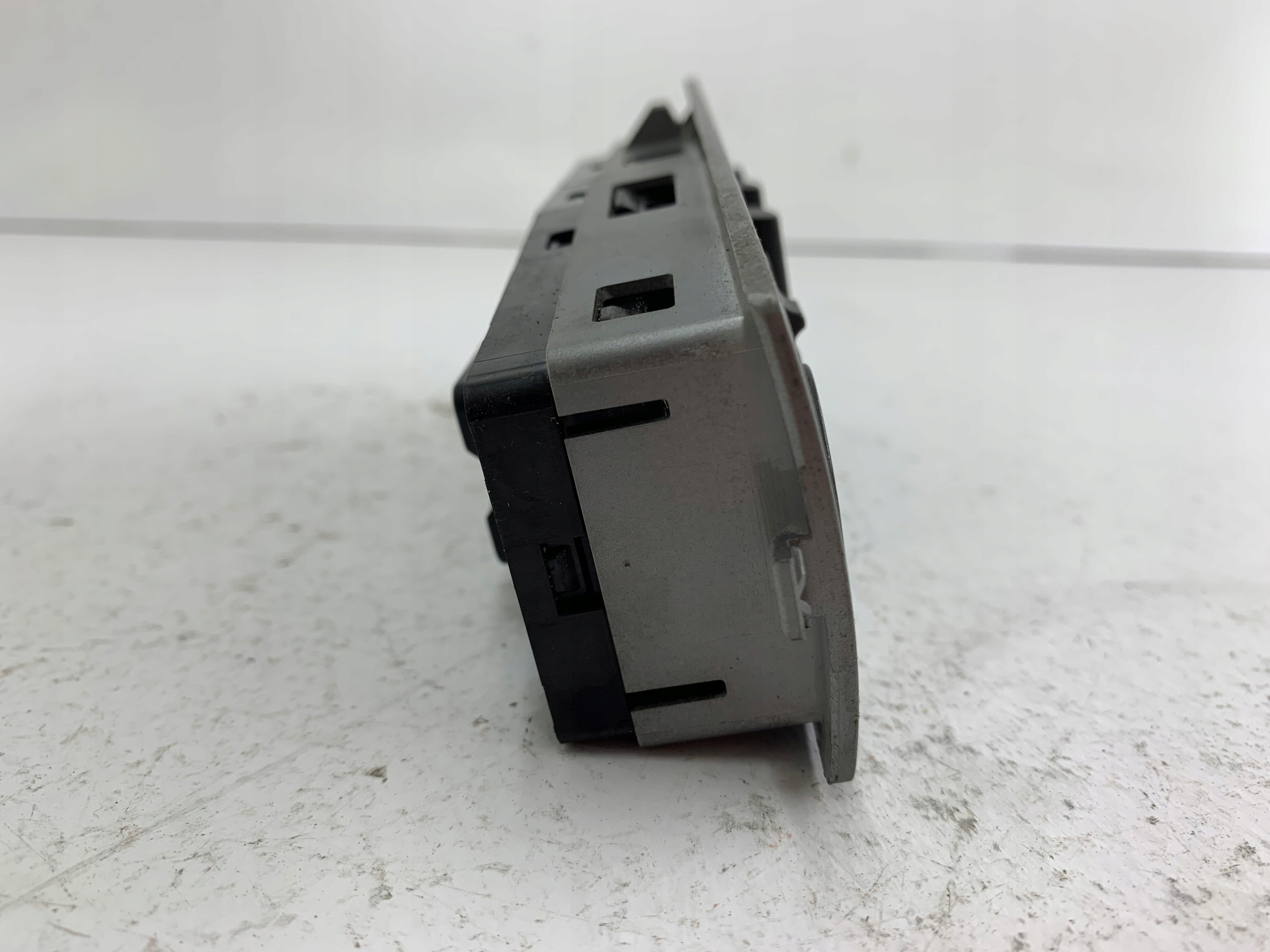 Dodatkowe zdjęcie używanej części: BMW E65 LIFT PANEL PRZEŁĄCZNIK SZYB LEWY PRZÓD 6943057