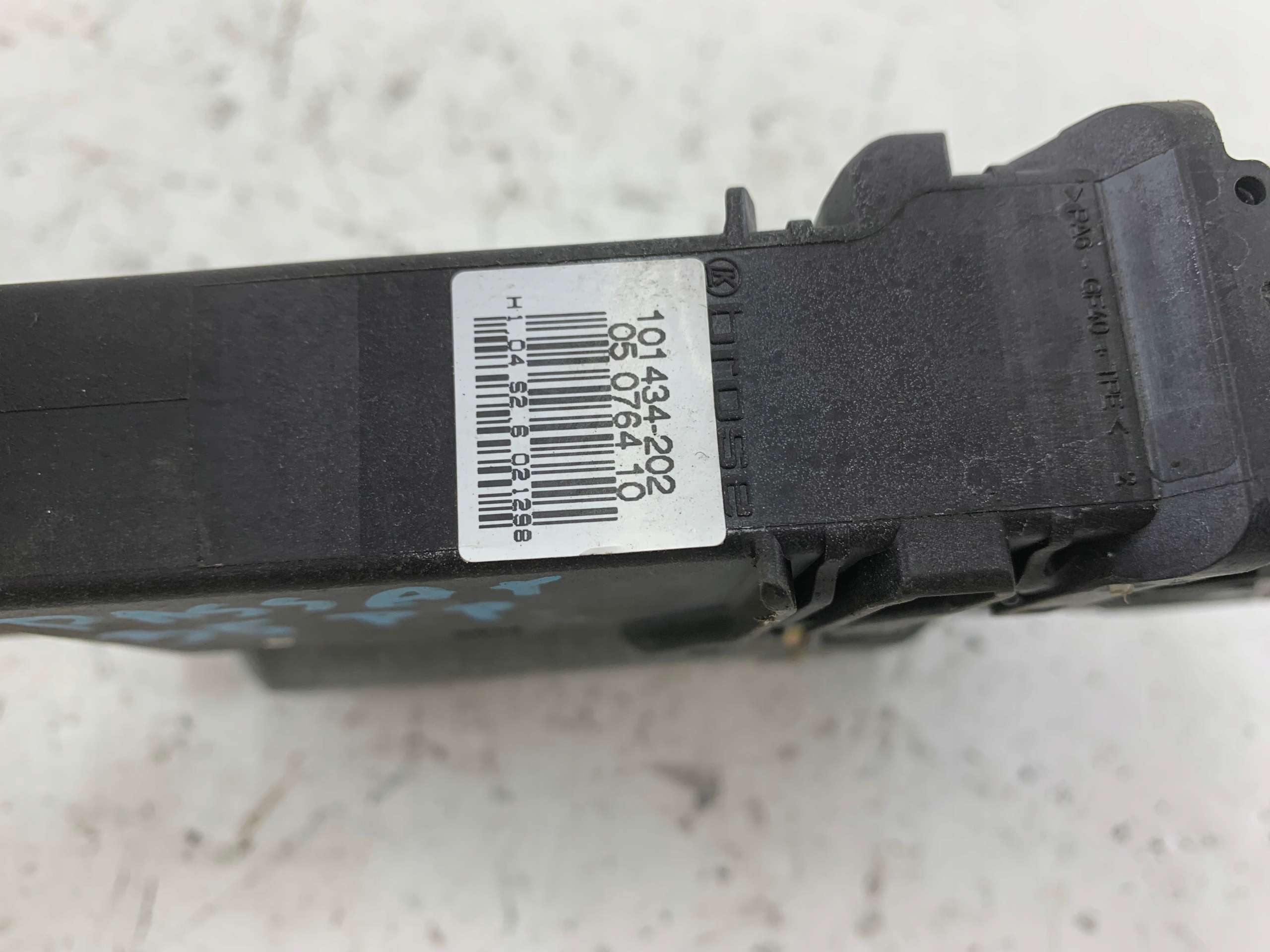 Dodatkowe zdjęcie używanej części: VW PASSAT B5 LIFT SILNICZEK SZYBY PRAWY PRZÓD 0130821694