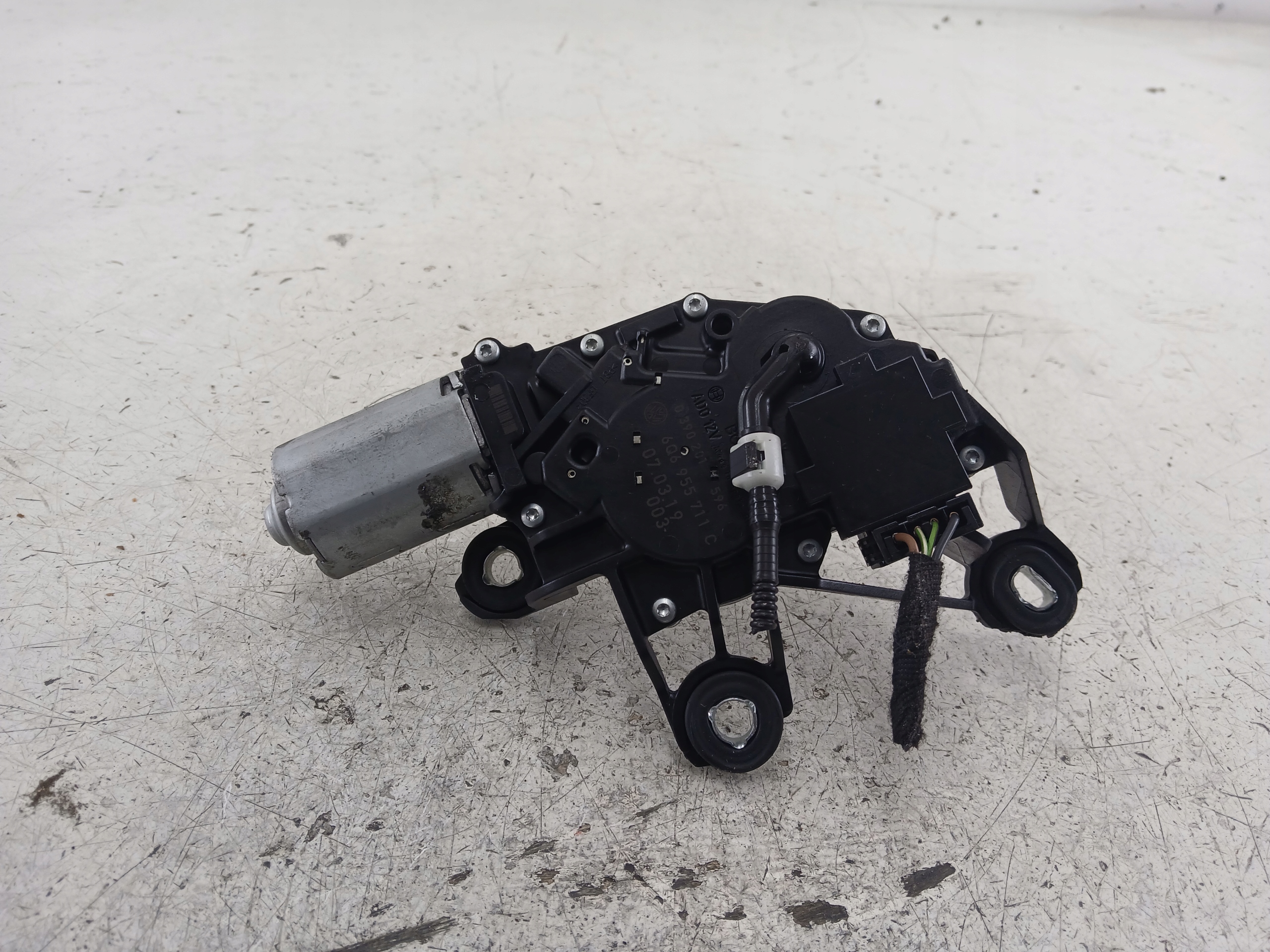 Dodatkowe zdjęcie używanej części: VW POLO 9N LIFT MECHANIZM WYCIERACZKI TYŁ 6Q6955711C