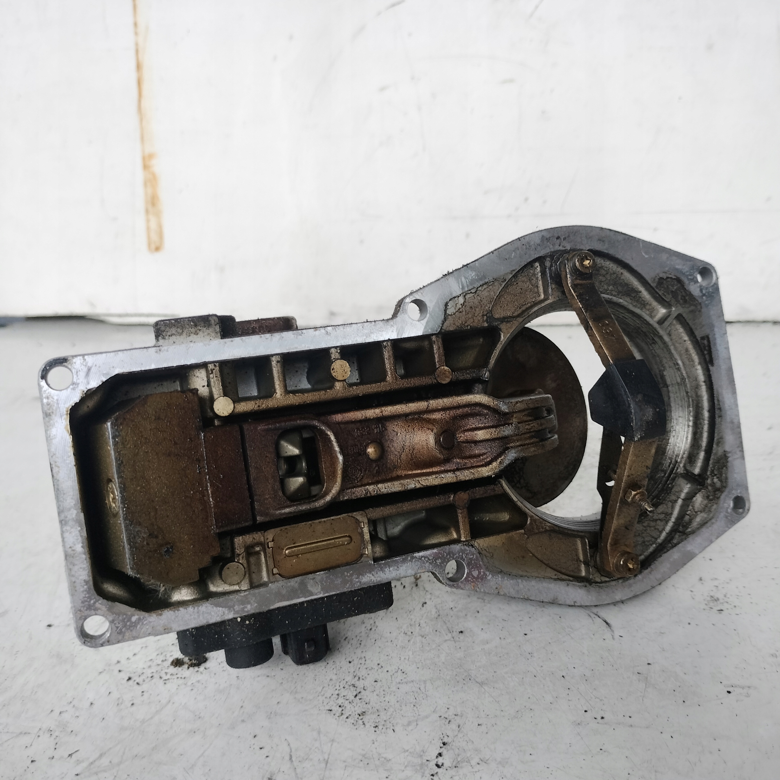 Dodatkowe zdjęcie używanej części: AUDI 80 B3 1.8 ROZDZIELACZ PALIWA 026133353 BOSCH