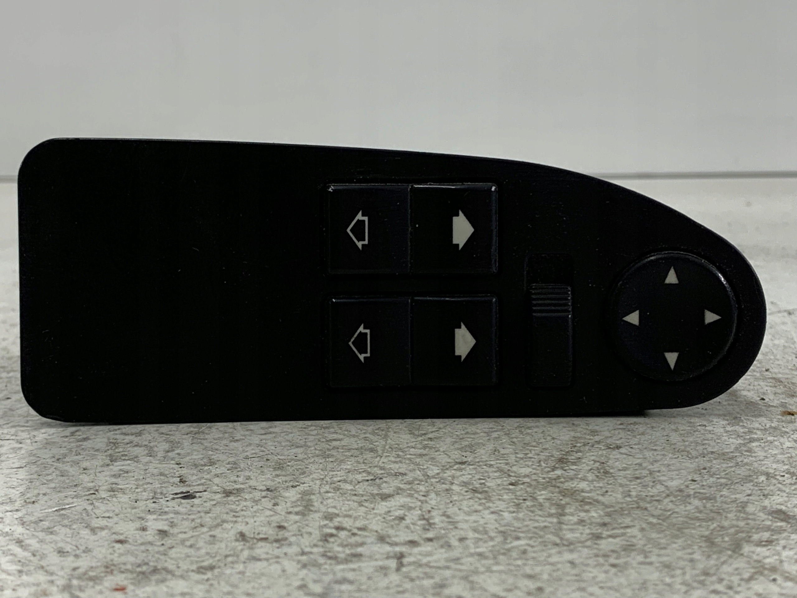 Dodatkowe zdjęcie używanej części: BMW E39 PANEL SZYB LEWY PRZÓD KIEROWCY 8360887