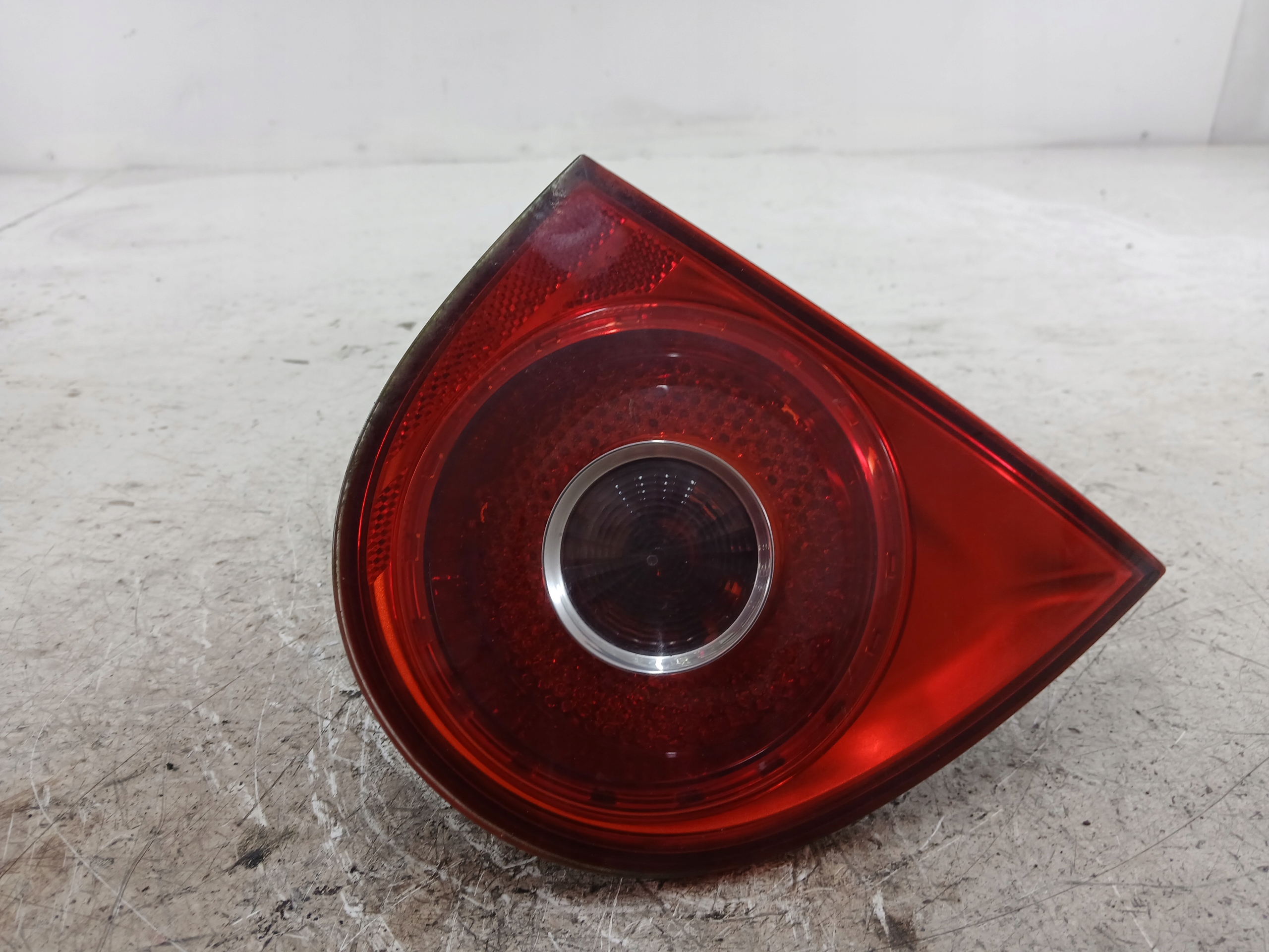 Dodatkowe zdjęcie używanej części: VW GOLF V LAMPA LEWA TYŁ KLAPA