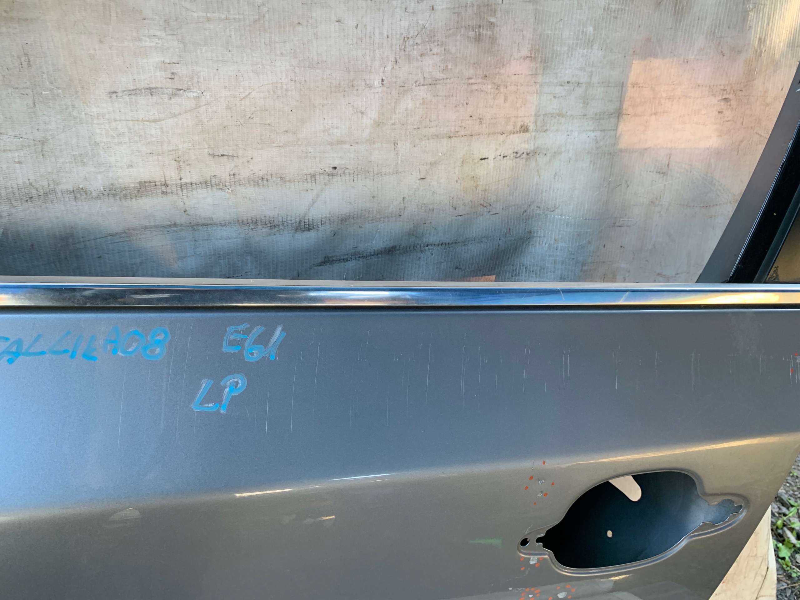 Dodatkowe zdjęcie używanej części: BMW E60 E61 DRZWI LEWY PRZÓD SILBERGRAU METALLIC