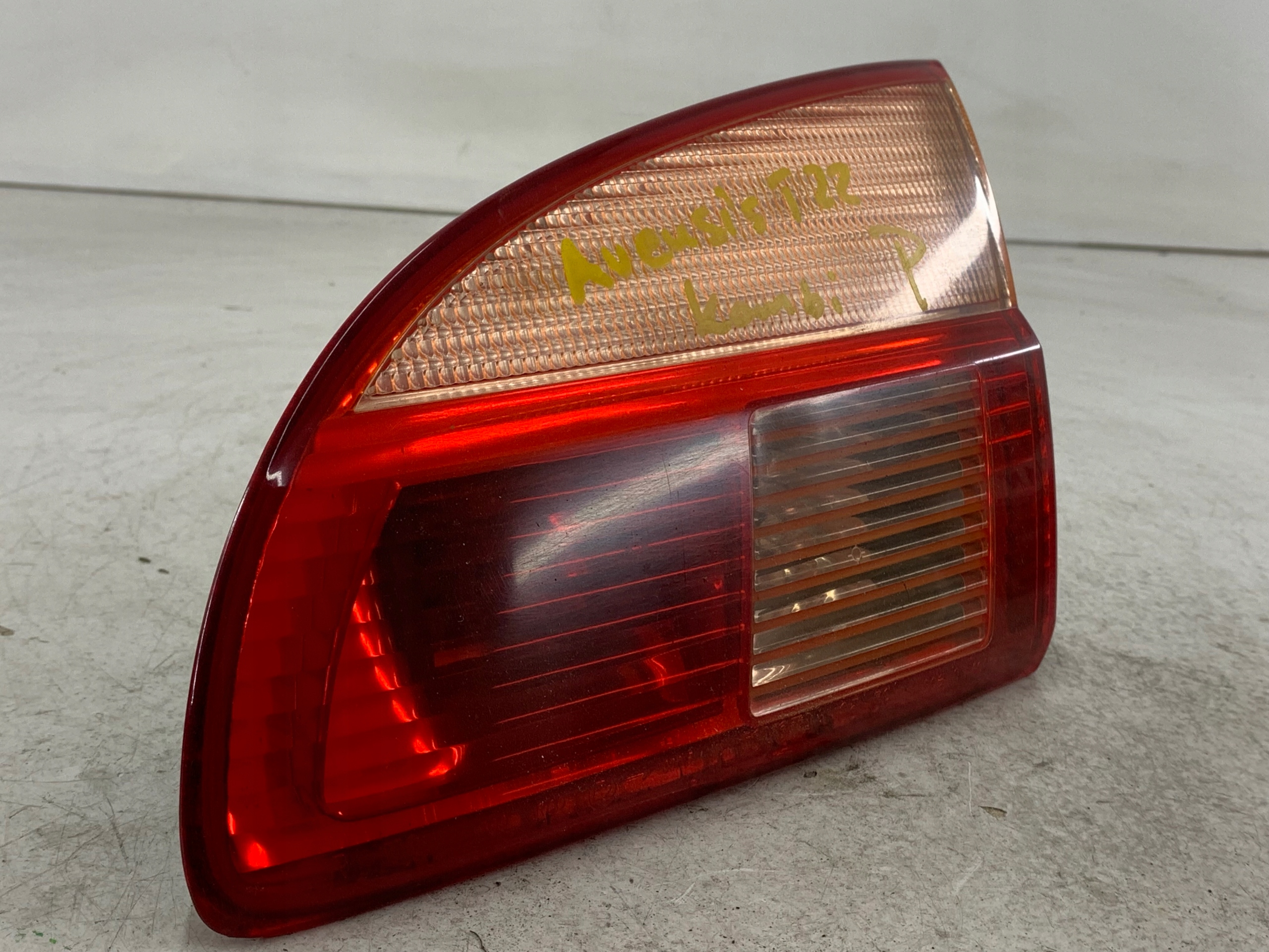 Dodatkowe zdjęcie używanej części: TOYOTA AVENSIS T22 KOMBI LAMPA PRAWA TYŁ KLAPA