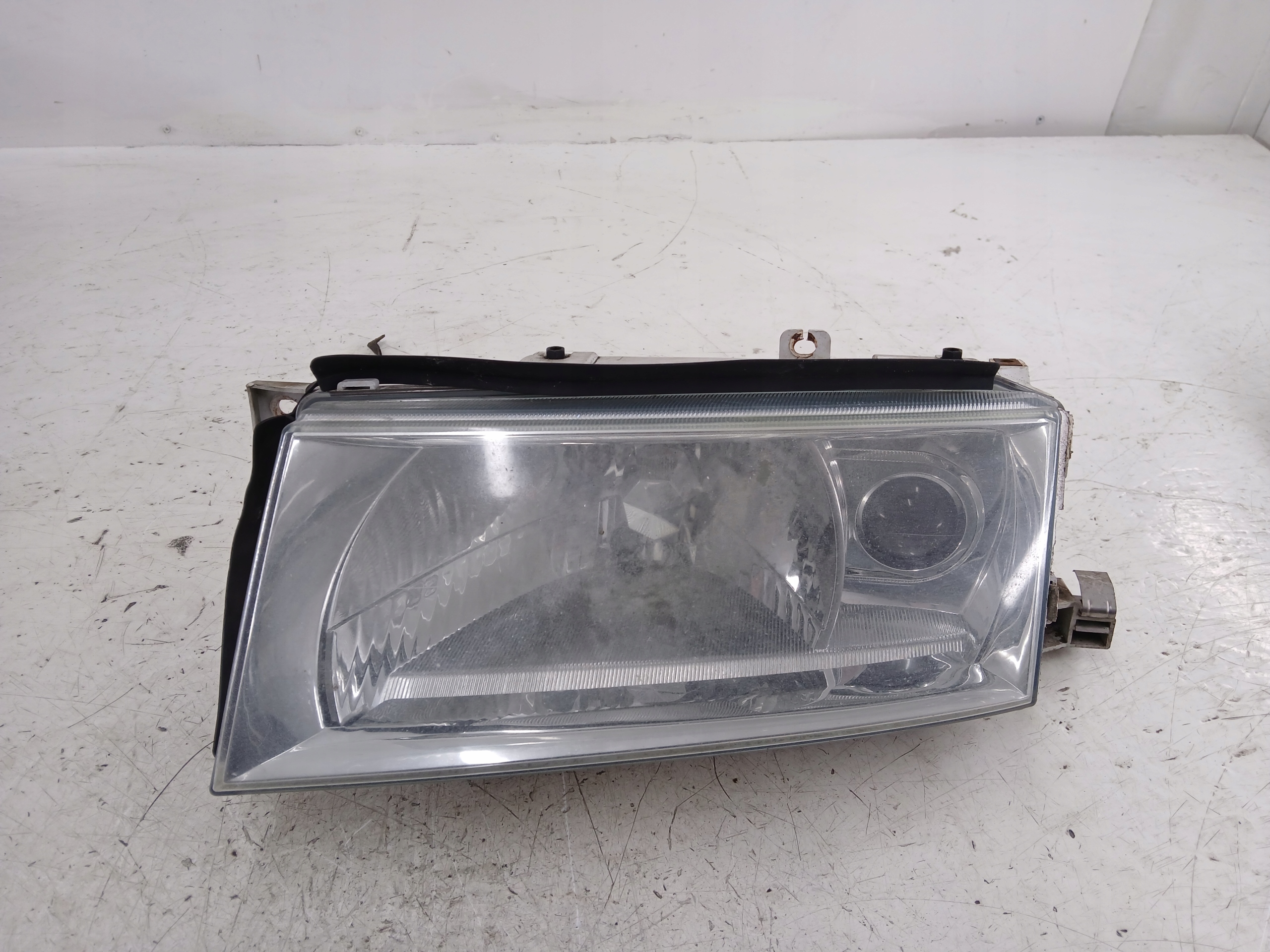 Dodatkowe zdjęcie używanej części: SKODA OCTAVIA I LIFT LAMPA LEWA PRZÓD 1U1941015E