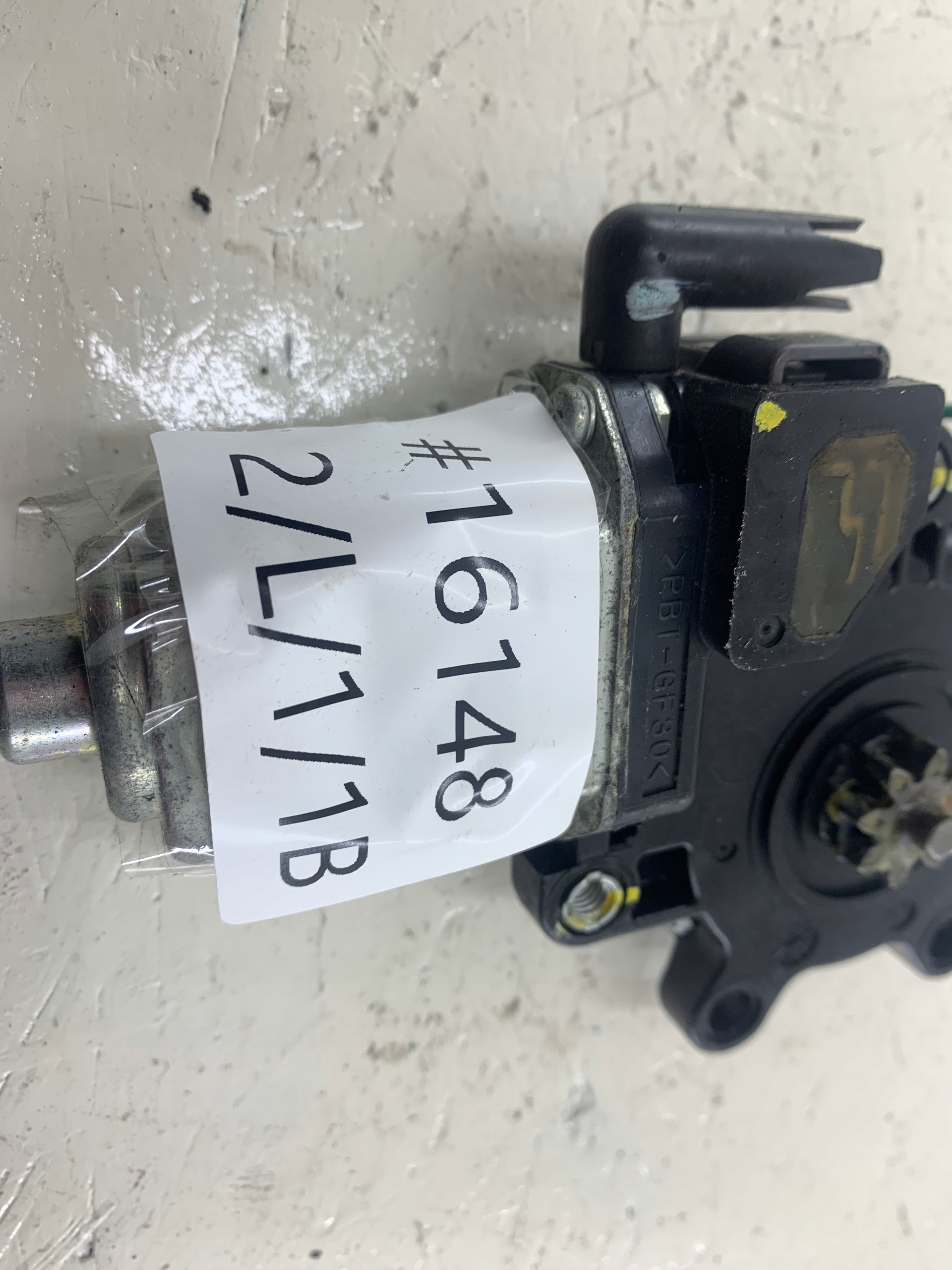NISSAN TIIDA SILNICZEK SZYBY LEWY TYŁ 82731AX00A - zdjęcie 7
