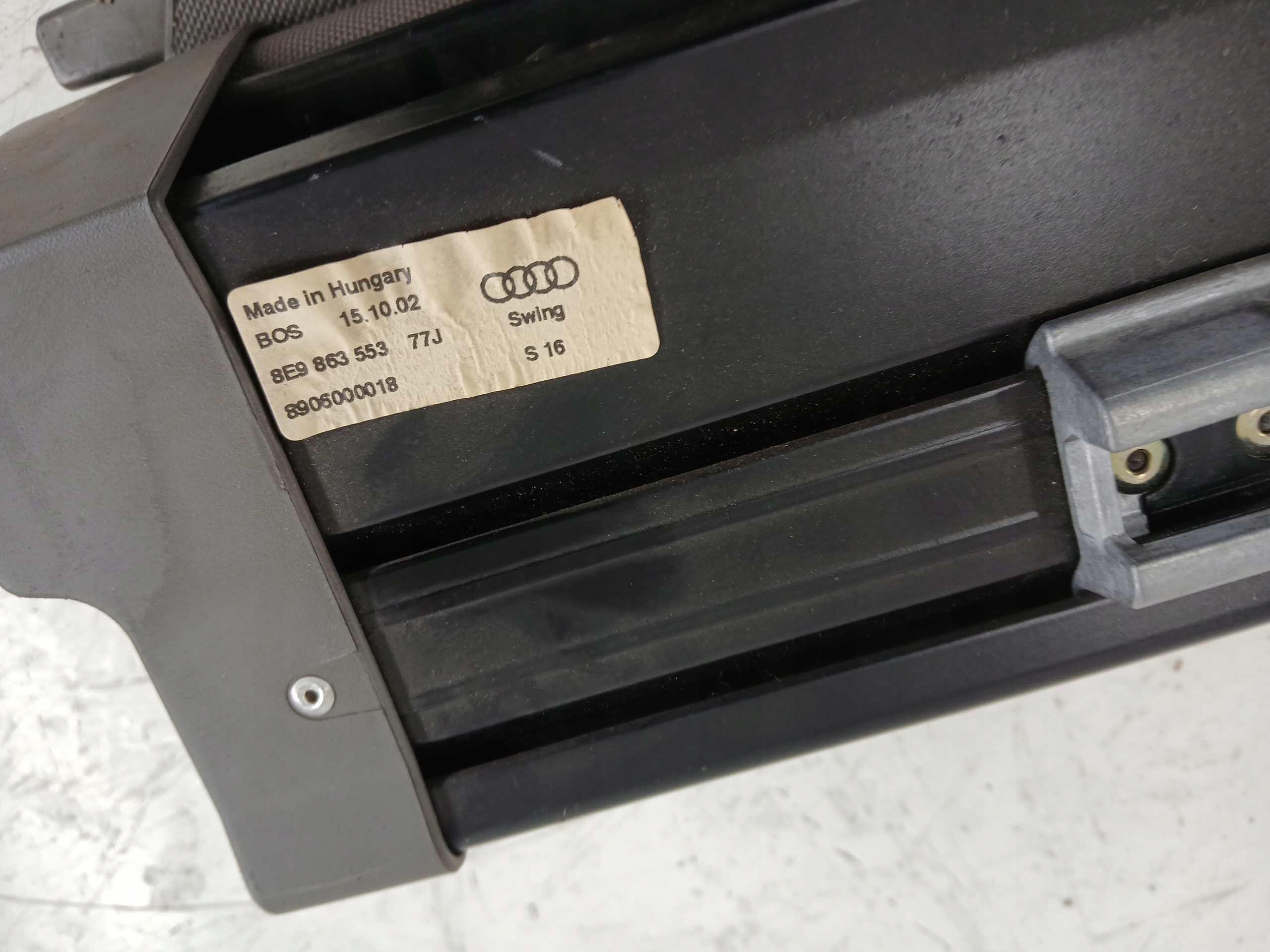 Dodatkowe zdjęcie używanej części: AUDI A4 B6 ROLETA BAGAŻNIKA 8E9863553
