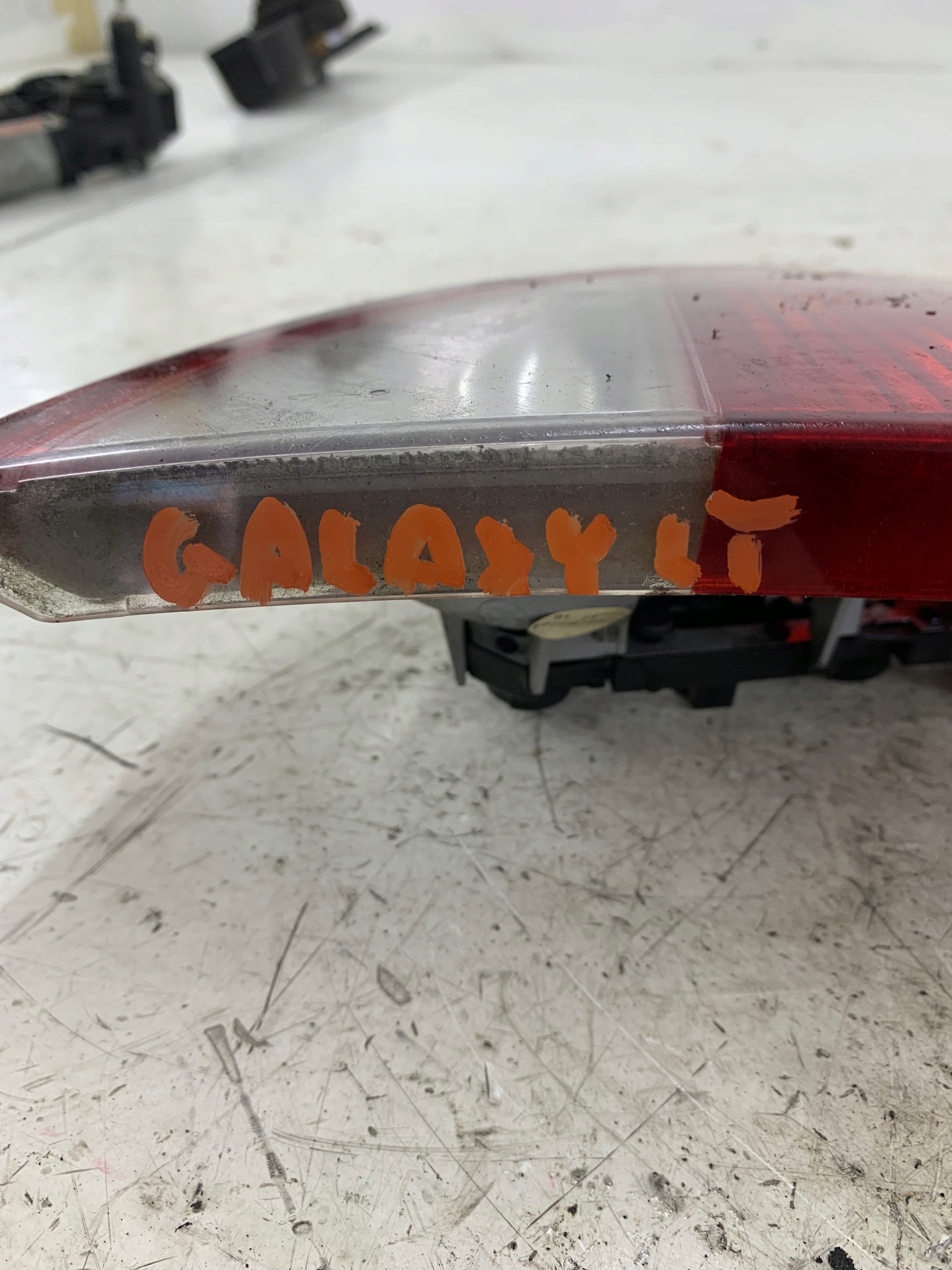 Dodatkowe zdjęcie używanej części: FORD GALAXY MK1 LAMPA PRAWA TYŁ KLAPA