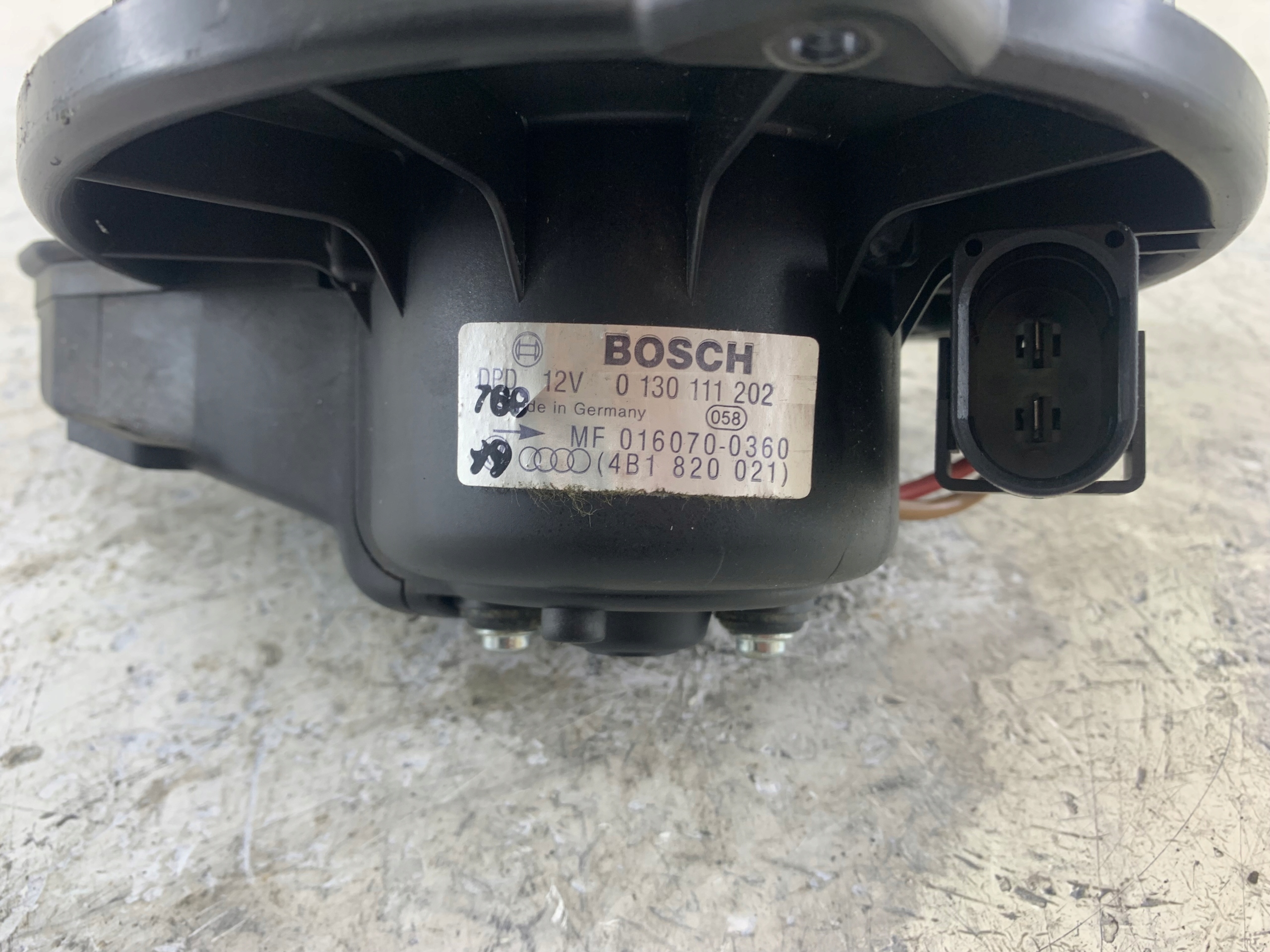 Dodatkowe zdjęcie używanej części: AUDI A6 C5 DMUCHAWA NAWIEWU 4B1820021