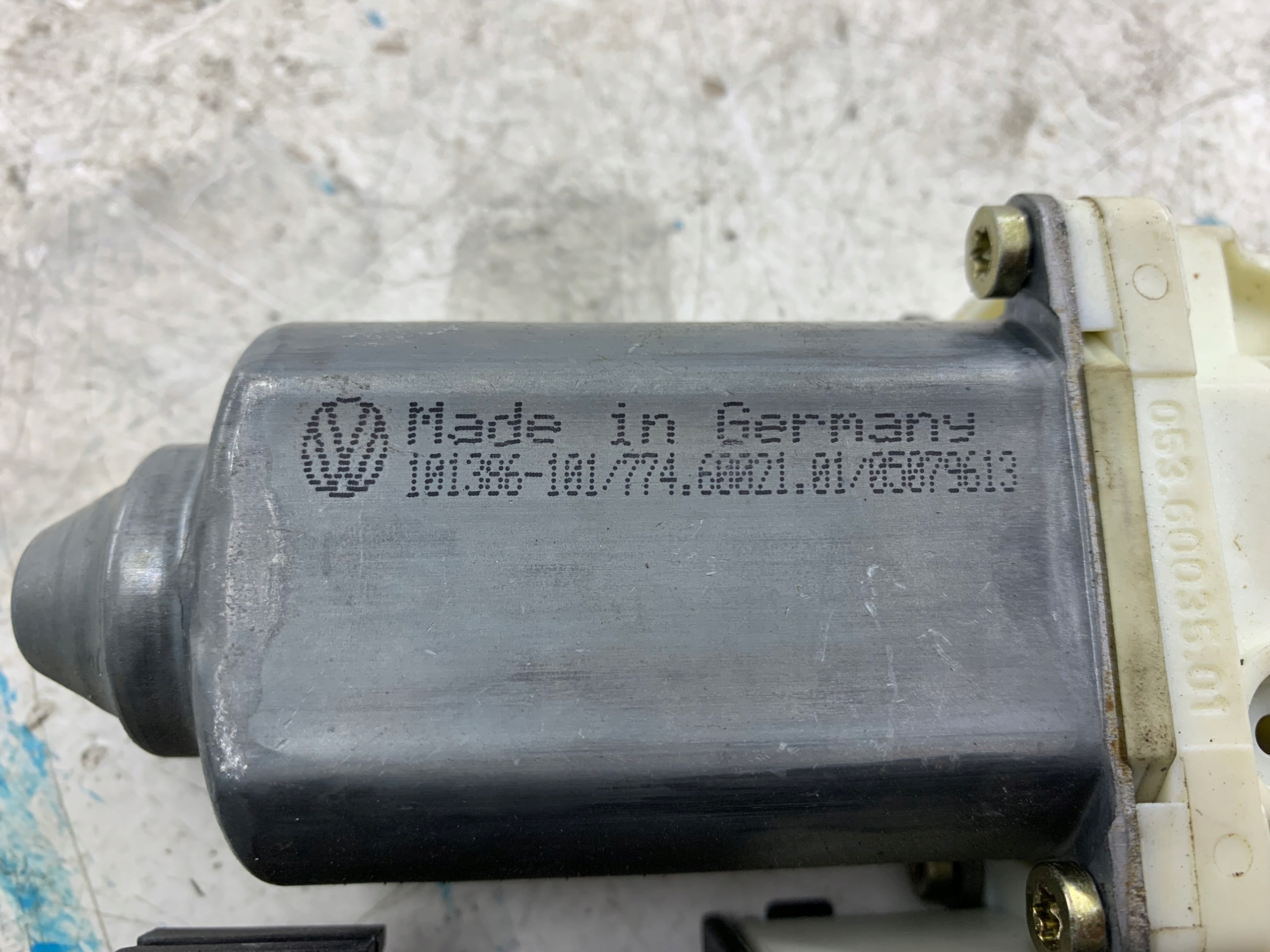 Dodatkowe zdjęcie używanej części: VW GOLF IV SILNICZEK SZYBY PRAWY PRZÓD 101386-101