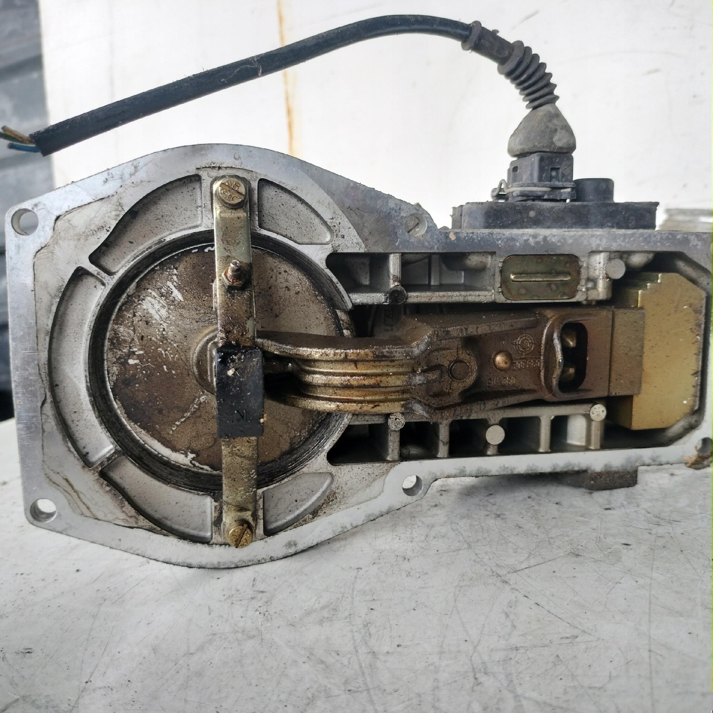 AUDI 80 B3 1.8 ROZDZIELACZ PALIWA 026133353 BOSCH - zdjęcie 4
