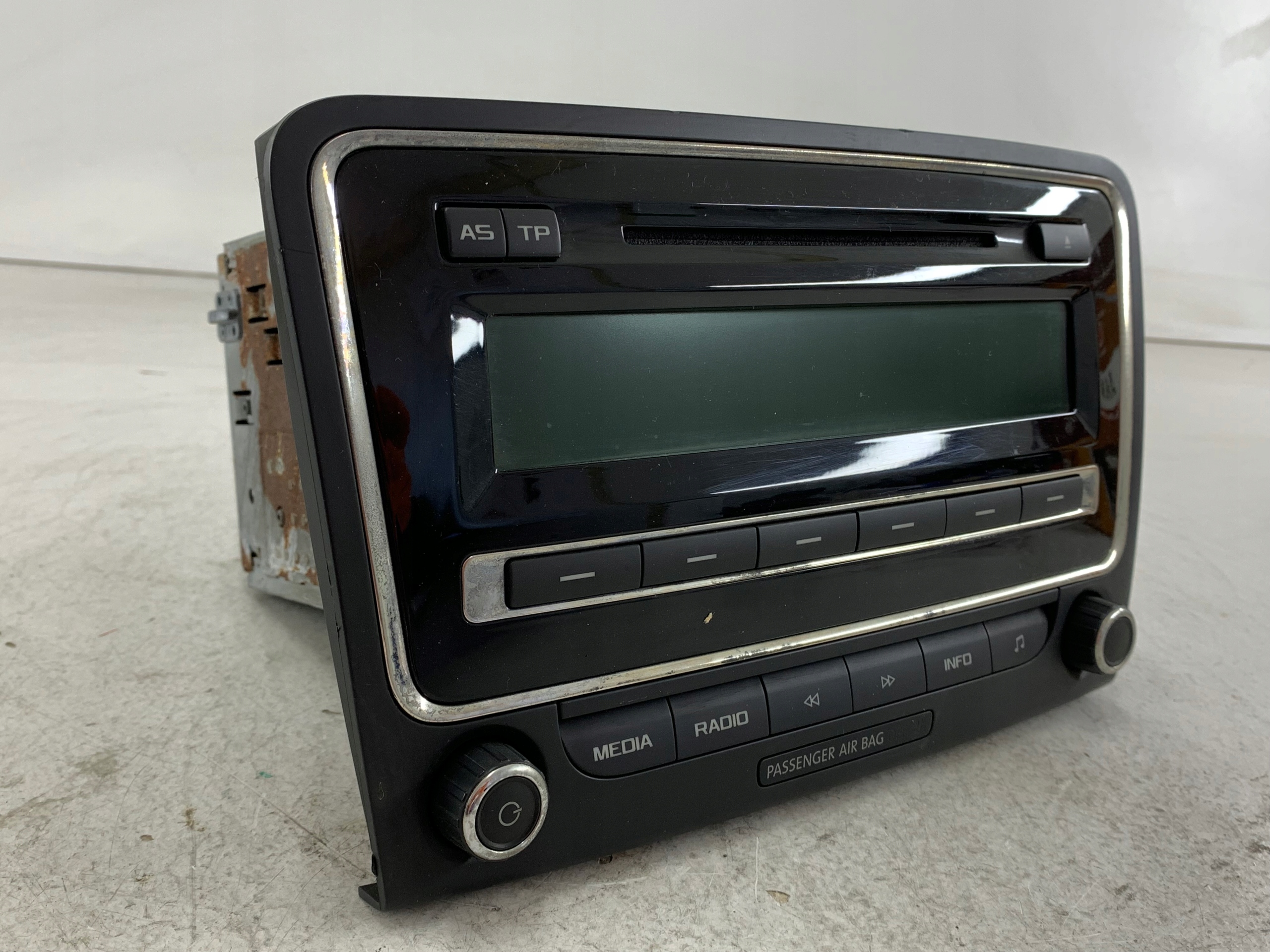 Dodatkowe zdjęcie używanej części: SKODA SUPERB II LIFT RADIO FABRYCZNE CD 3T0035161J