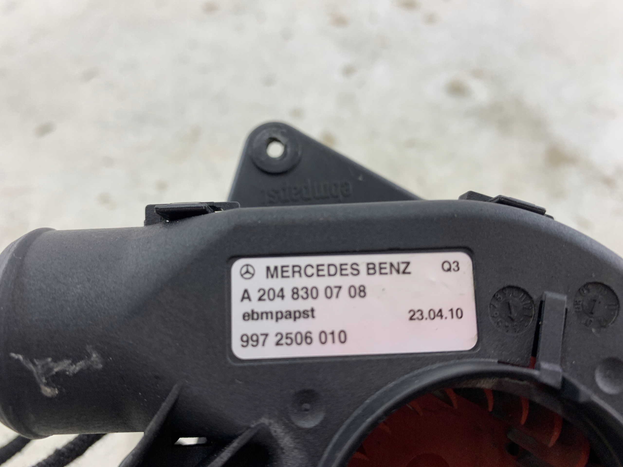 Dodatkowe zdjęcie używanej części: MERCEDES W212 WENTYLATOR DMUCHAWA KOMPUTERÓW KOMPUTERA A2048300708