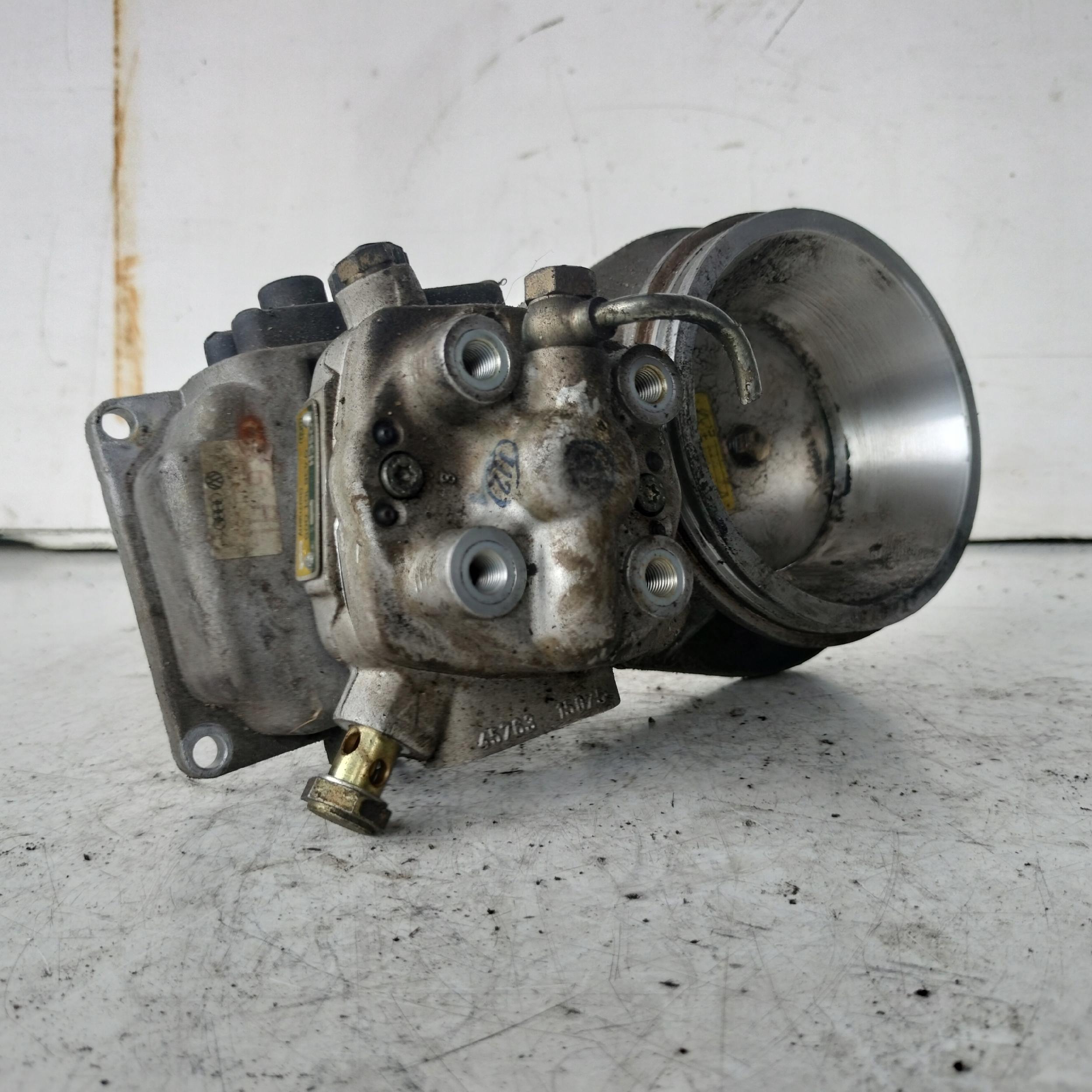 Dodatkowe zdjęcie używanej części: AUDI 80 B3 1.8 ROZDZIELACZ PALIWA 026133353 BOSCH