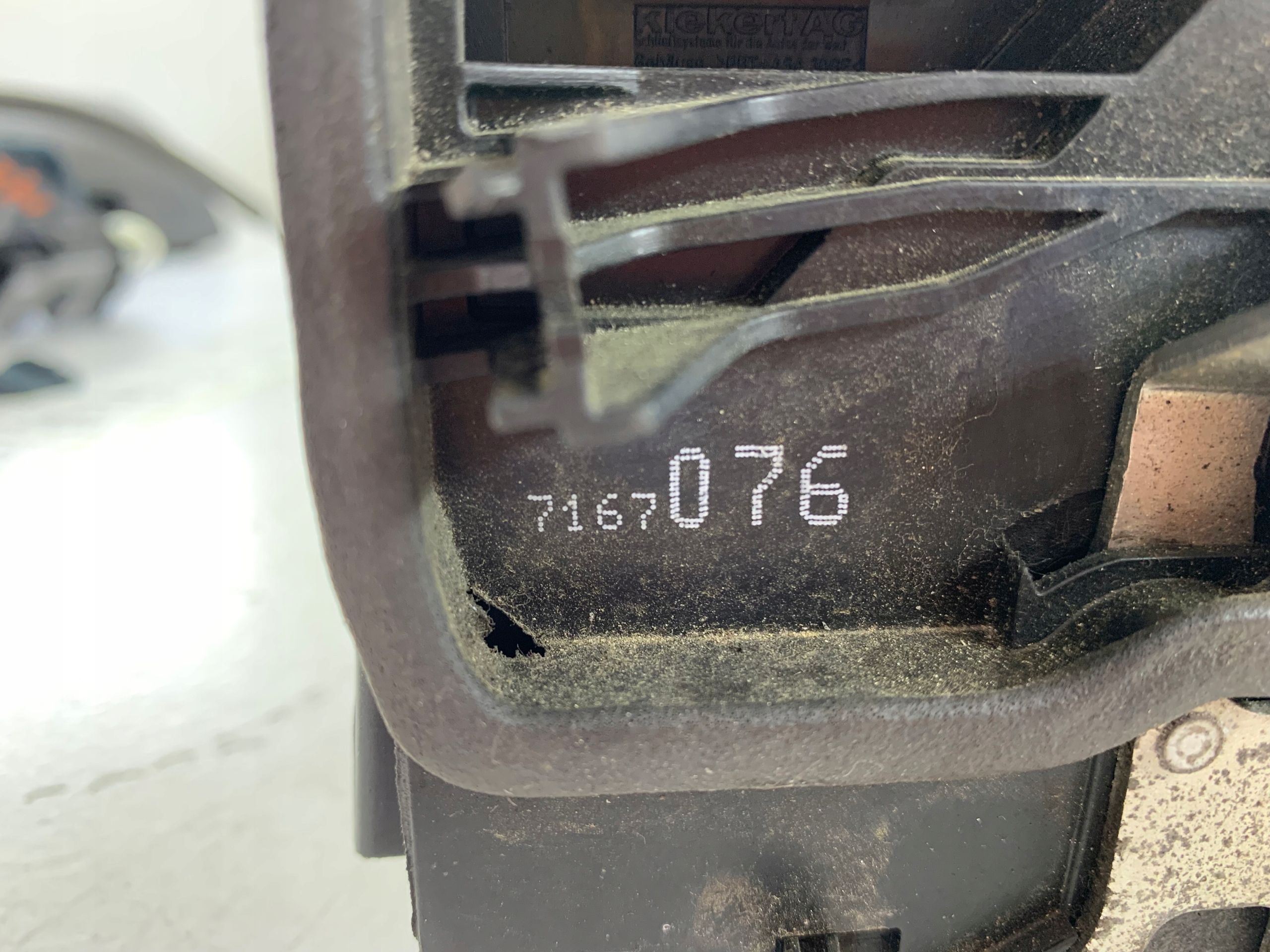 BMW E60 E61 ZAMEK DRZWI PRAWY TYŁ 7167076 - zdjęcie 10