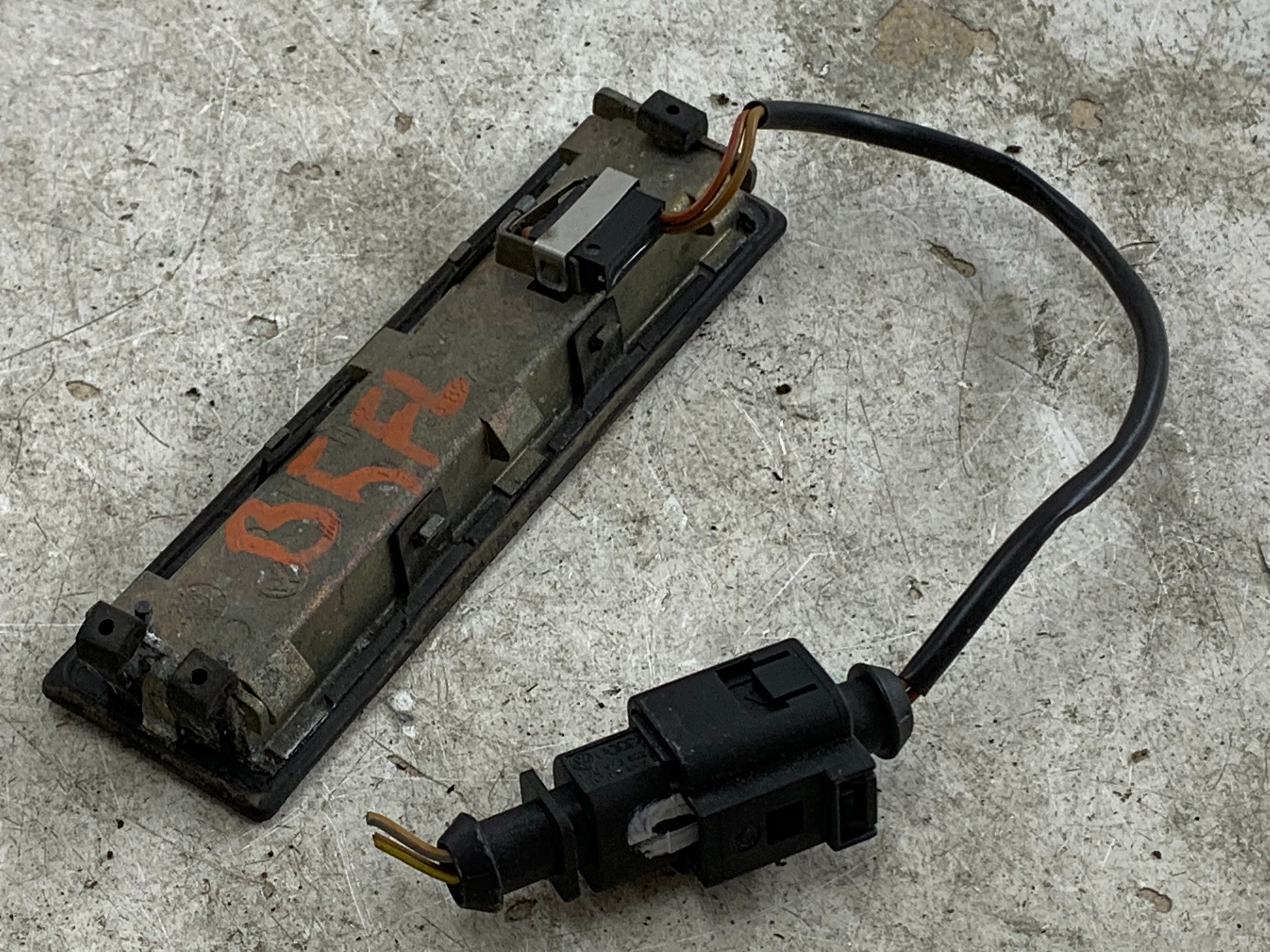 KLAMKA KLAPY TYŁ VW PASSAT B5 FL 3B9827566B KOMBI - zdjęcie 2
