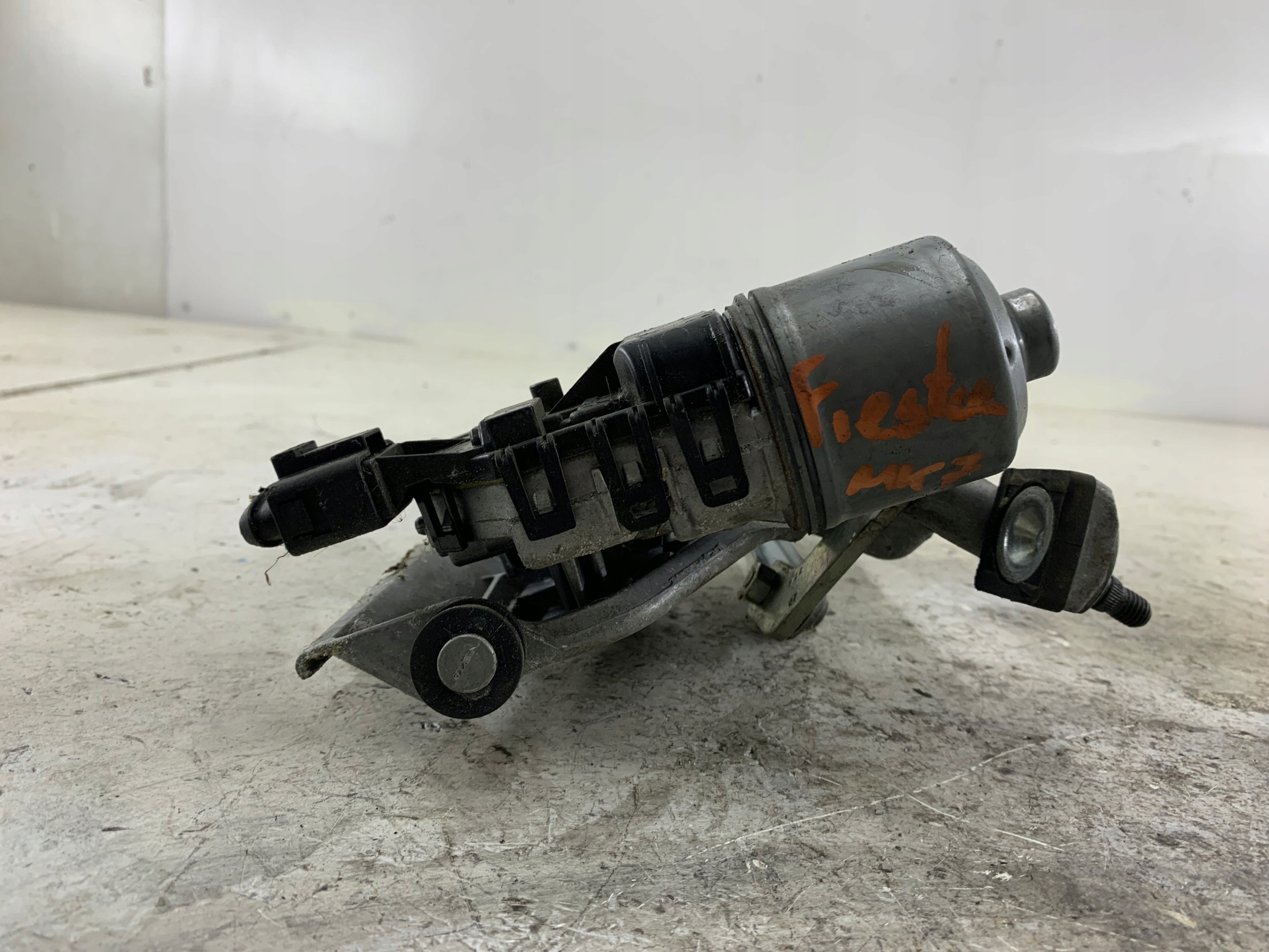 Dodatkowe zdjęcie używanej części: FORD FIESTA MK7 MECHANIZM WYCIERACZEK PRZÓD 8A6117B571AB