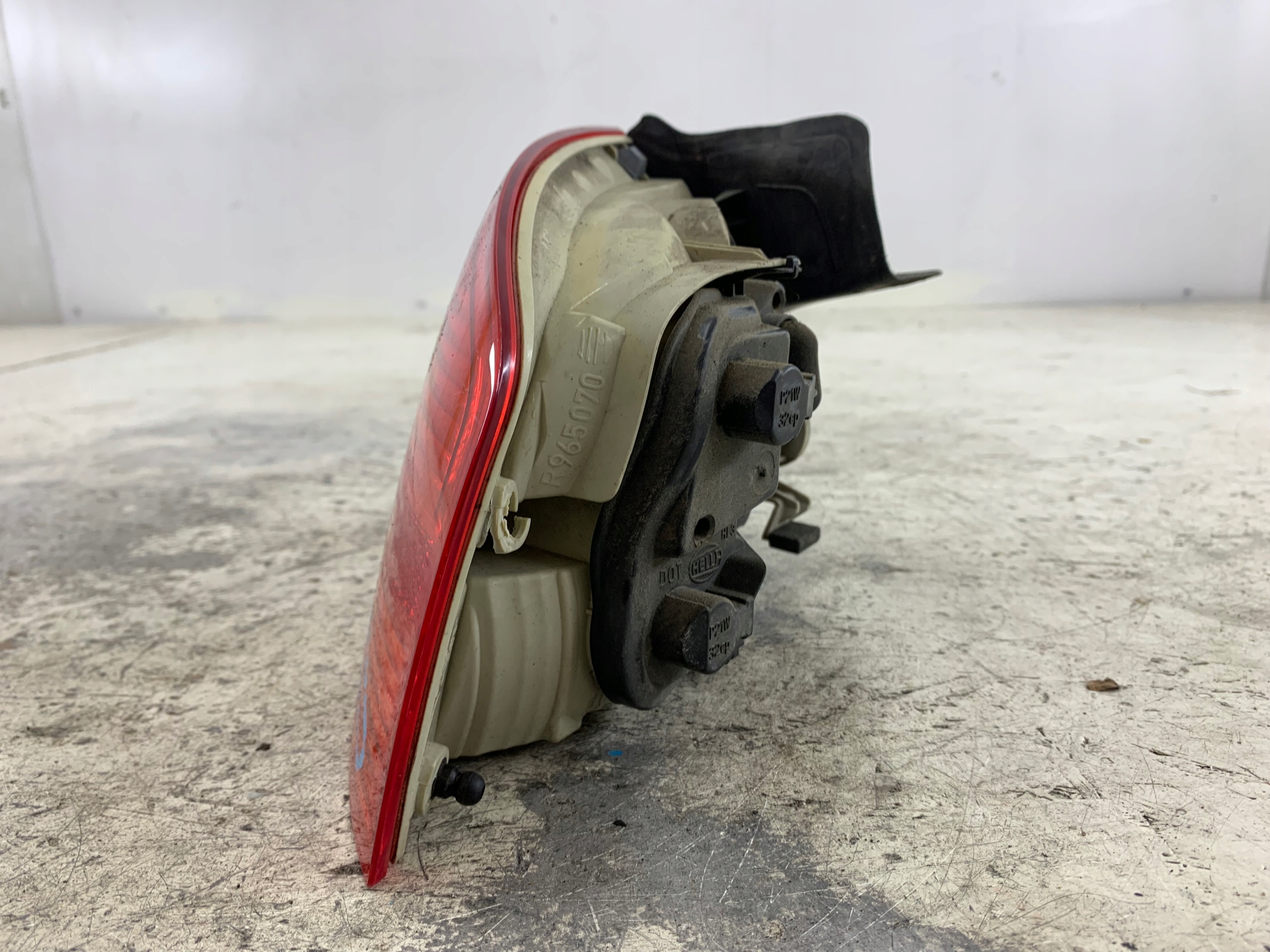 AUDI A4 B7 LAMPA PRAWA TYŁ SEDAN 8E5945096 BEZ WKŁADU - zdjęcie 7