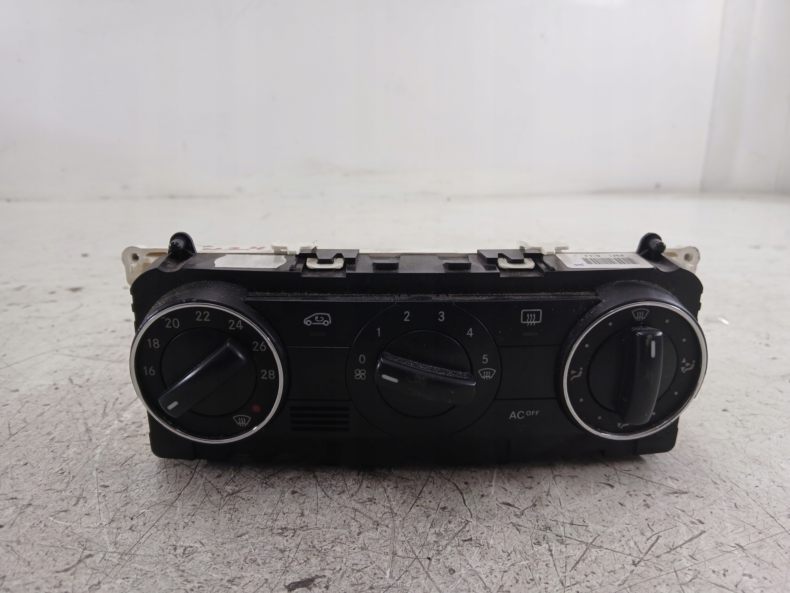 Dodatkowe zdjęcie używanej części: MERCEDES W169 PANEL KLIMATYZACJI A1698300585