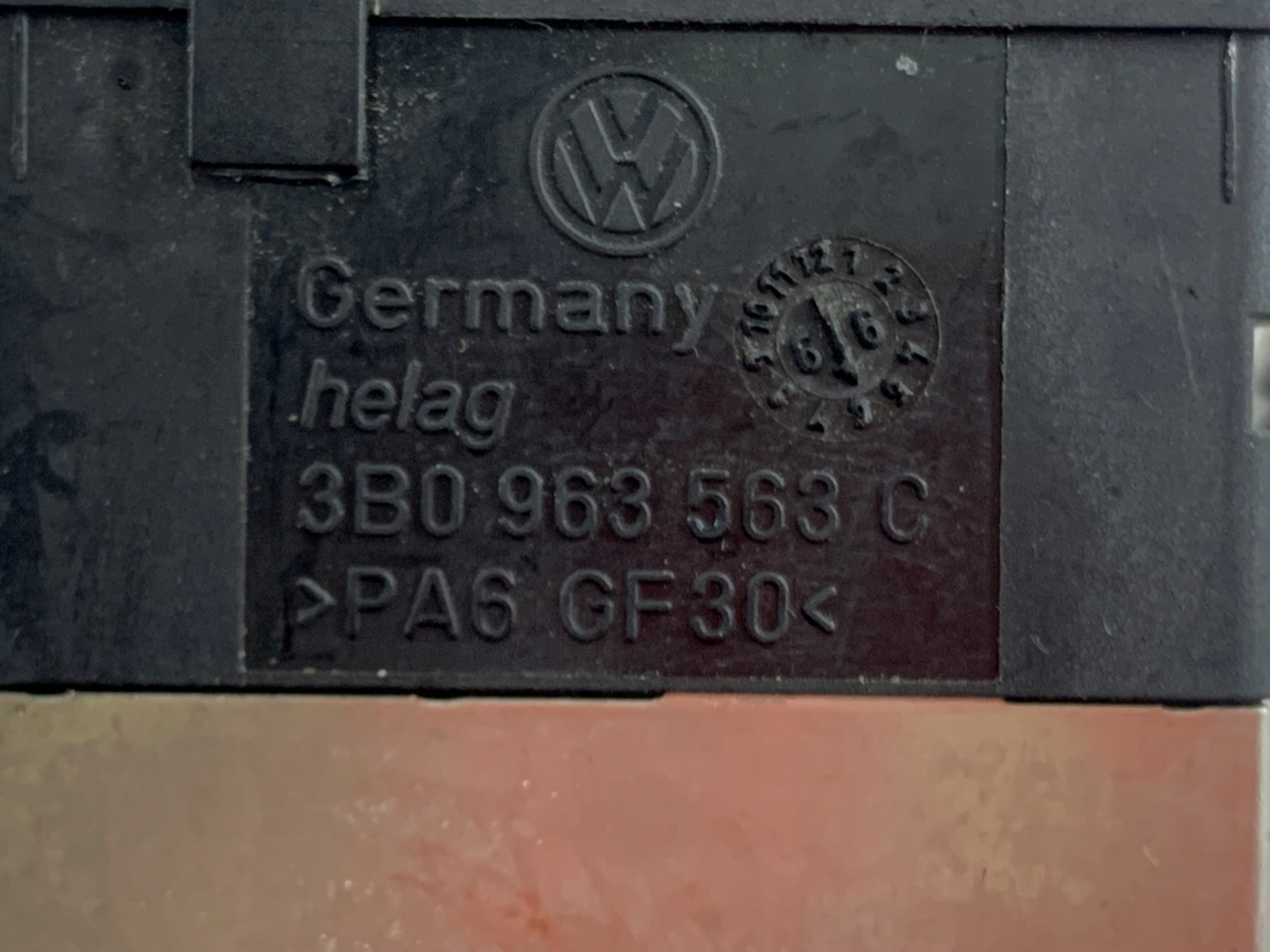 Dodatkowe zdjęcie używanej części: VW PASSAT B5 PRZEŁĄCZNIK OGRZEWANIA FOTELA 3B0963563C