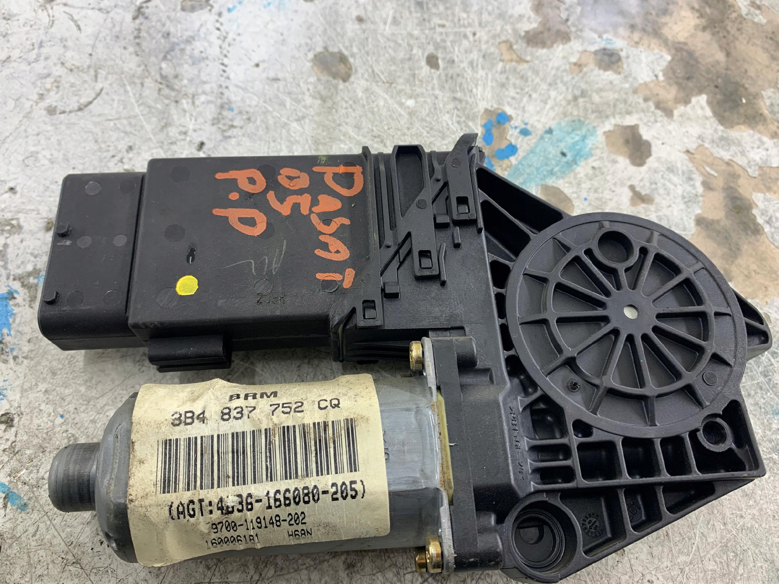 Dodatkowe zdjęcie używanej części: VW PASSAT B5 LIFT SILNICZEK SZYBY PRAWY PRZÓD 3B4837752CQ